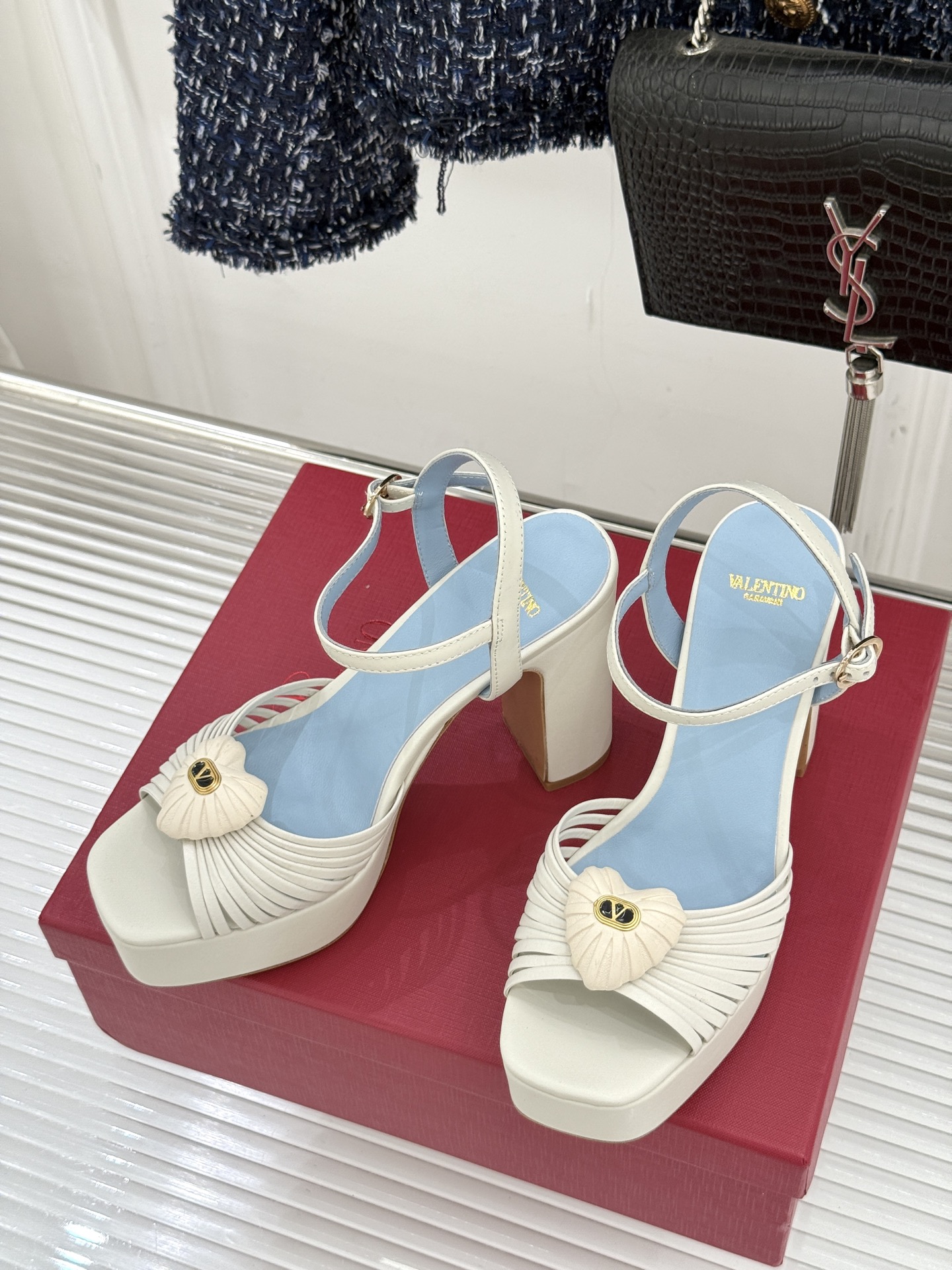 Valentino/华伦天奴25WF新品爱心V扣细带防水台高跟凉鞋当罗马工坊的晨光吻过匠人指尖Valen