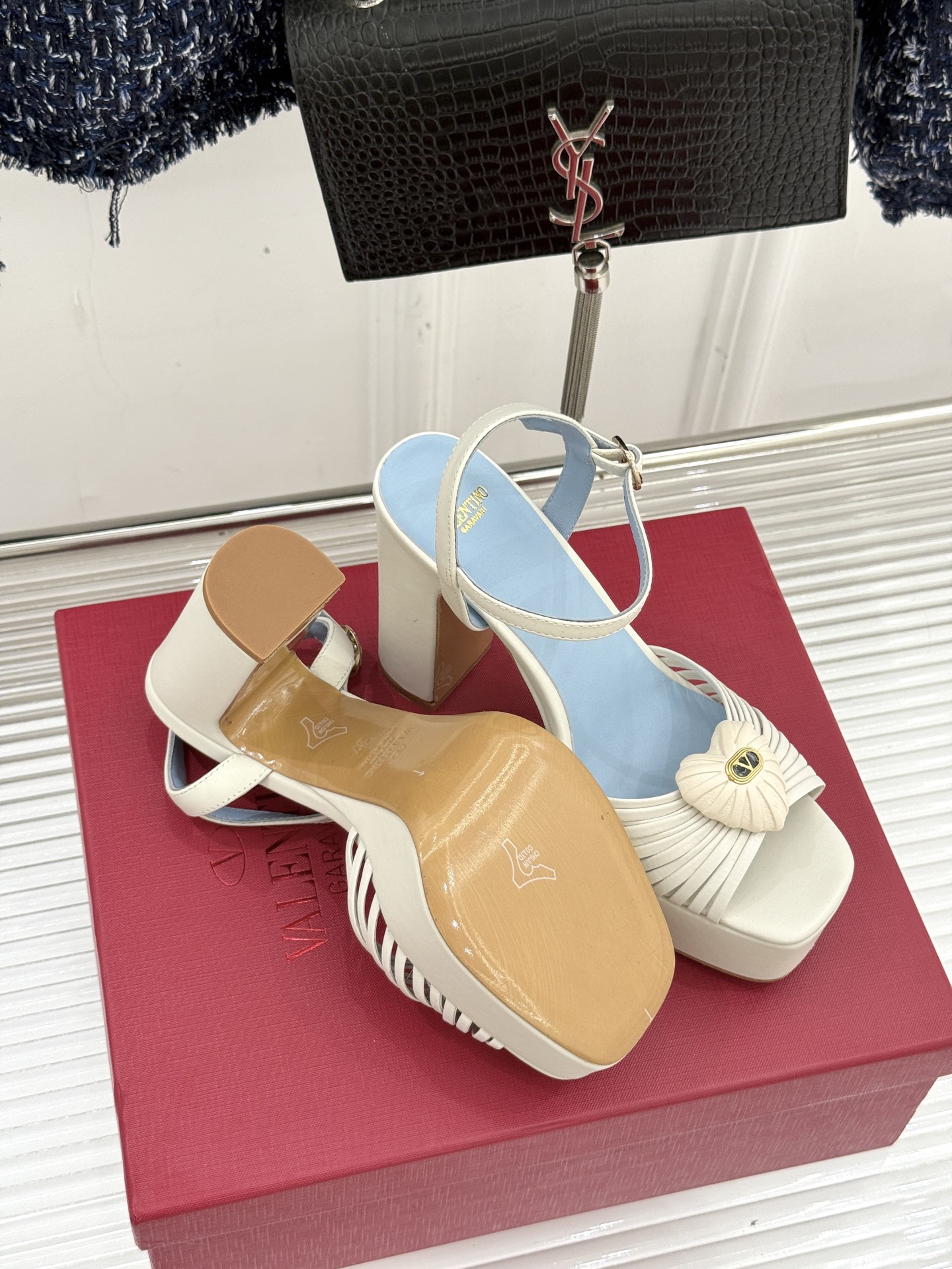 Valentino/华伦天奴25WF新品爱心V扣细带防水台高跟凉鞋当罗马工坊的晨光吻过匠人指尖Valen