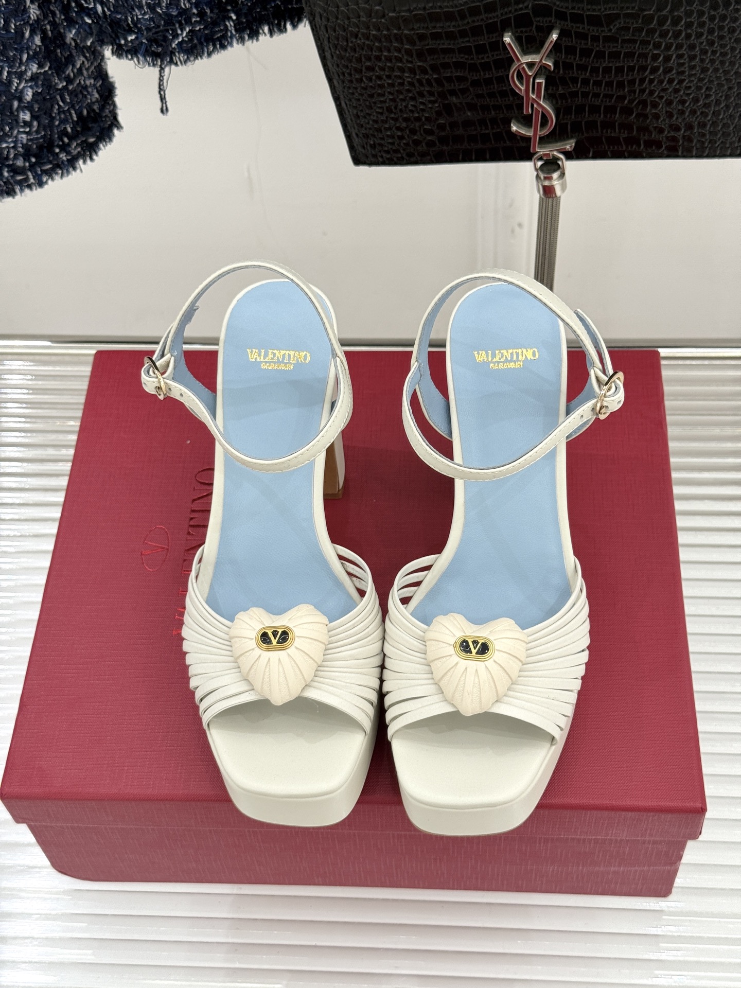 Valentino/华伦天奴25WF新品爱心V扣细带防水台高跟凉鞋当罗马工坊的晨光吻过匠人指尖Valen