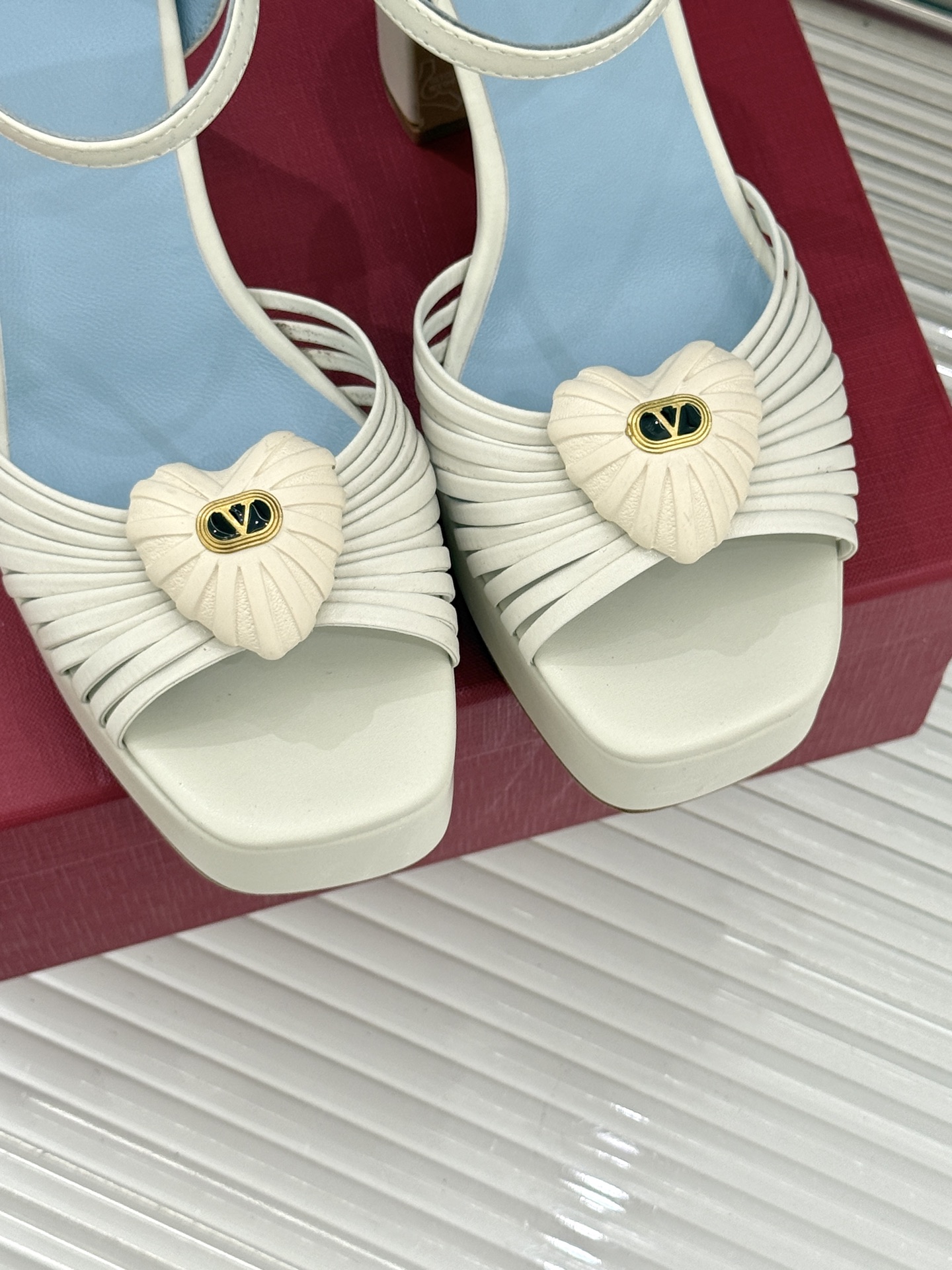 Valentino/华伦天奴25WF新品爱心V扣细带防水台高跟凉鞋当罗马工坊的晨光吻过匠人指尖Valen