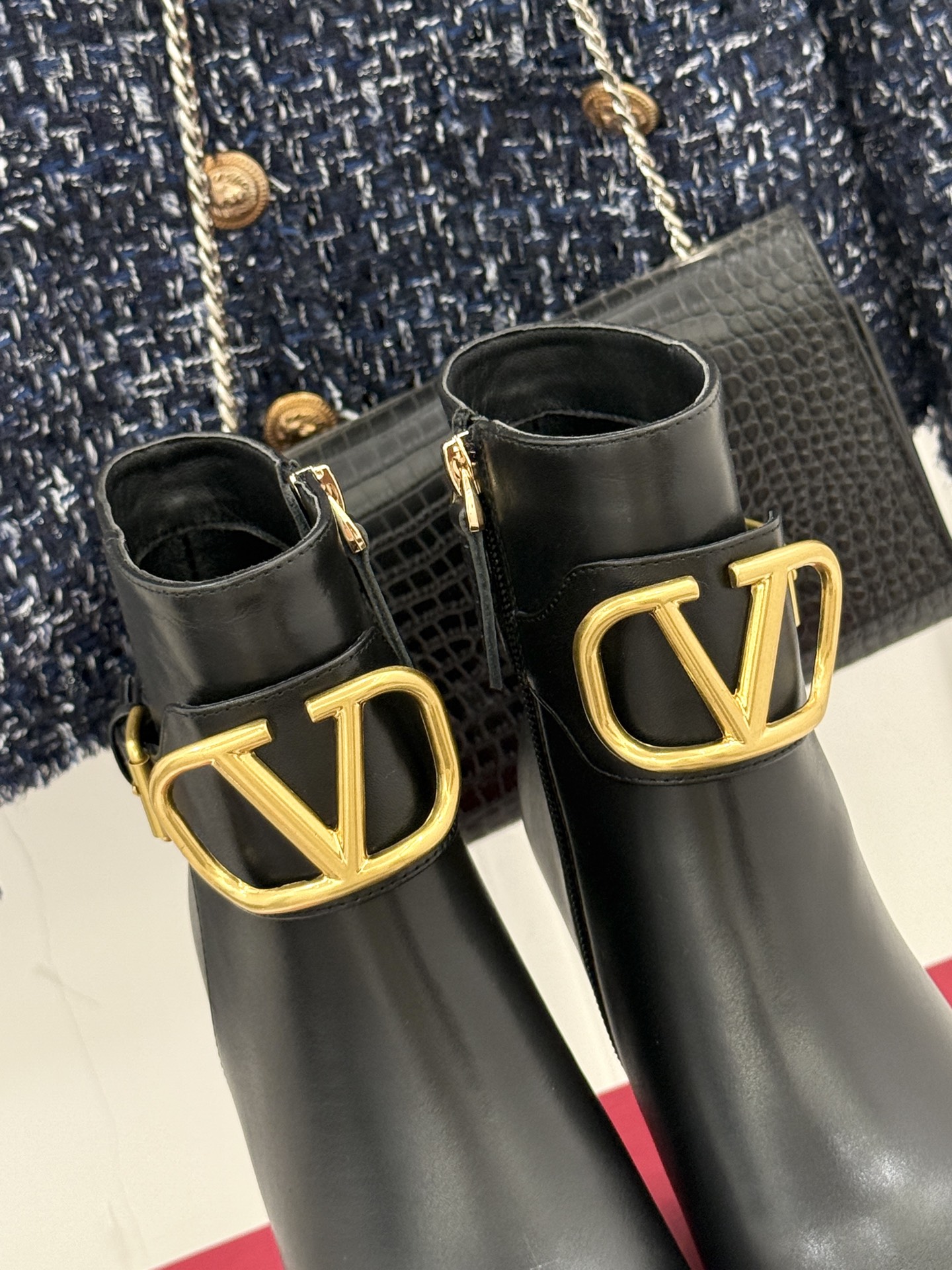 Valentino/华伦天奴25WF新品大V金属扣防水台高跟短靴 一双足以承载半个世纪优雅的短靴便在匠人
