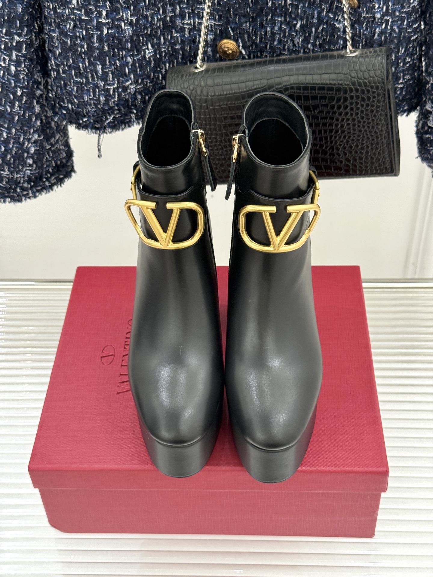 Valentino/华伦天奴25WF新品大V金属扣防水台高跟短靴 一双足以承载半个世纪优雅的短靴便在匠人
