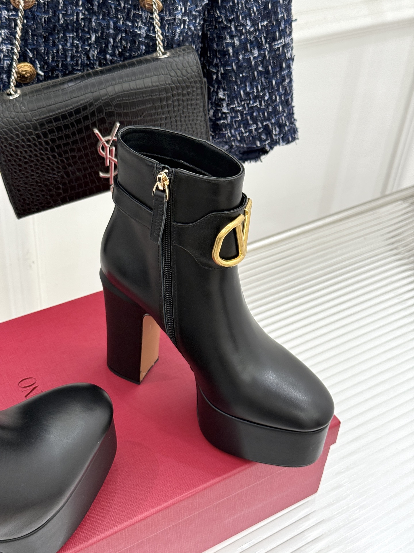 Valentino/华伦天奴25WF新品大V金属扣防水台高跟短靴 一双足以承载半个世纪优雅的短靴便在匠人