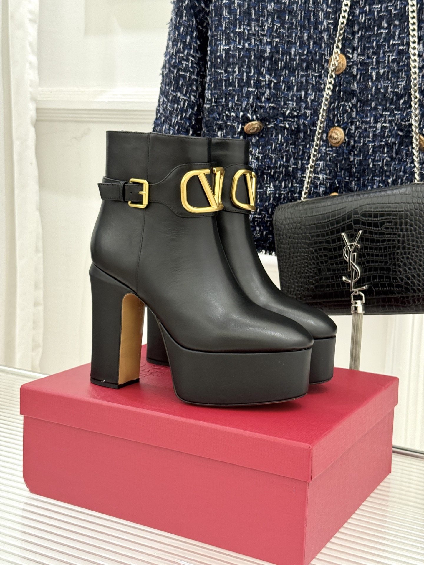 Valentino/华伦天奴25WF新品大V金属扣防水台高跟短靴 一双足以承载半个世纪优雅的短靴便在匠人