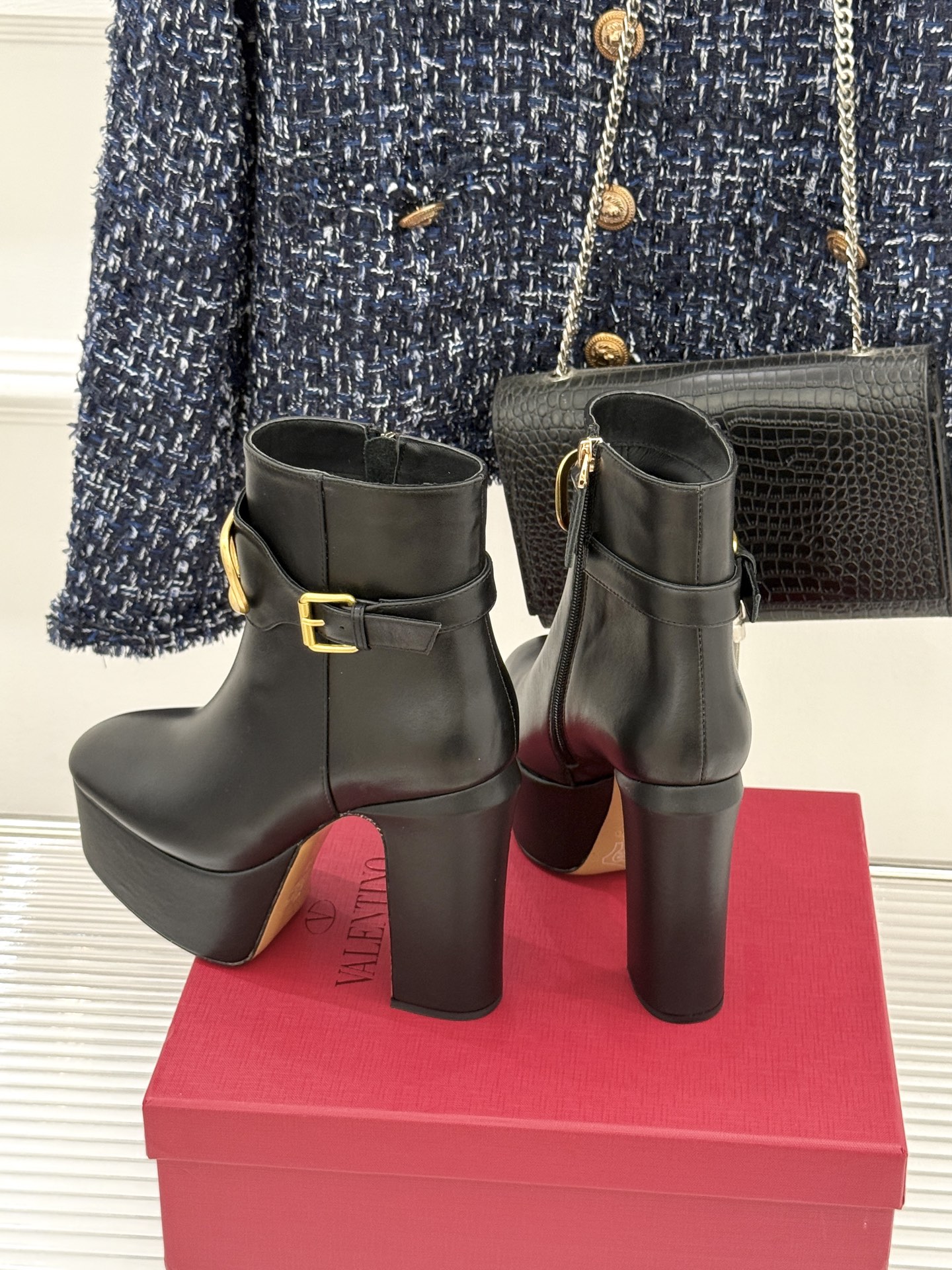 Valentino/华伦天奴25WF新品大V金属扣防水台高跟短靴 一双足以承载半个世纪优雅的短靴便在匠人