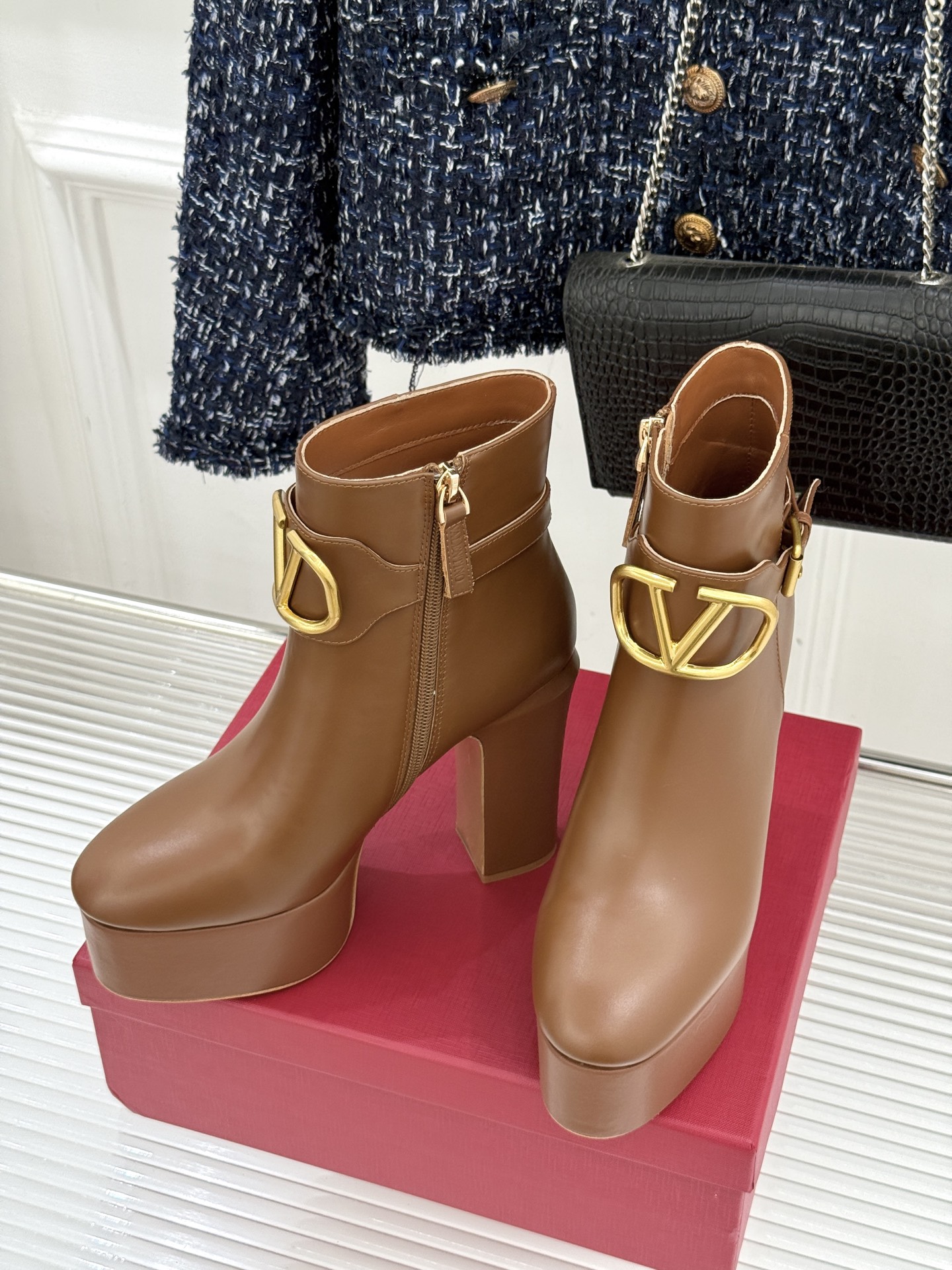 Valentino/华伦天奴25WF新品大V金属扣防水台高跟短靴 一双足以承载半个世纪优雅的短靴便在匠人