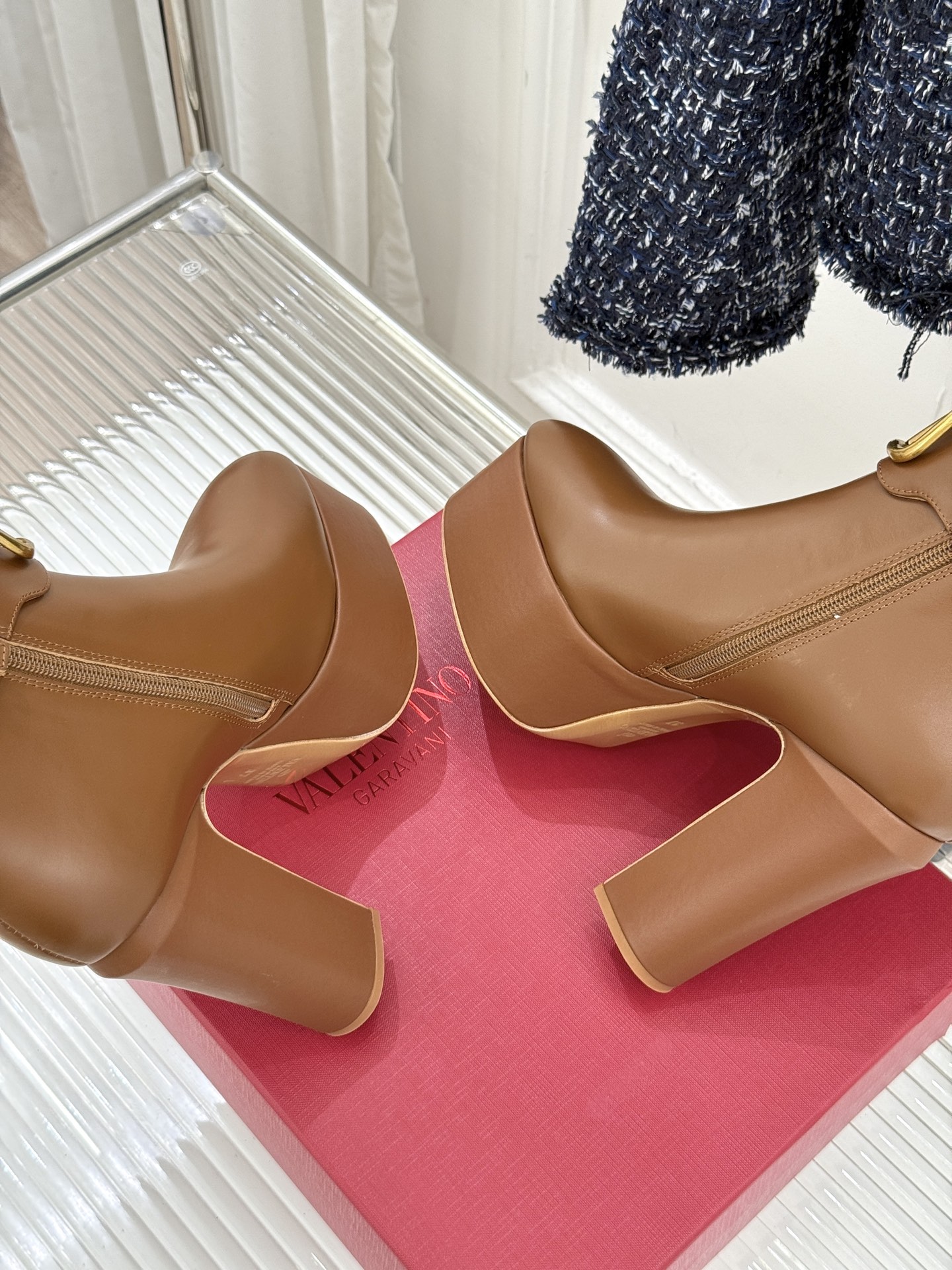 Valentino/华伦天奴25WF新品大V金属扣防水台高跟短靴 一双足以承载半个世纪优雅的短靴便在匠人