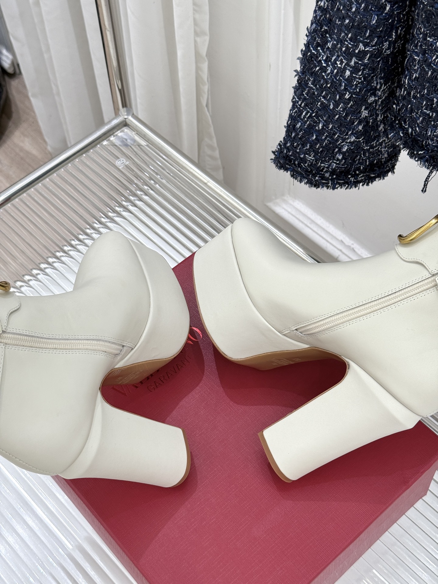 Valentino/华伦天奴25WF新品大V金属扣防水台高跟短靴 一双足以承载半个世纪优雅的短靴便在匠人