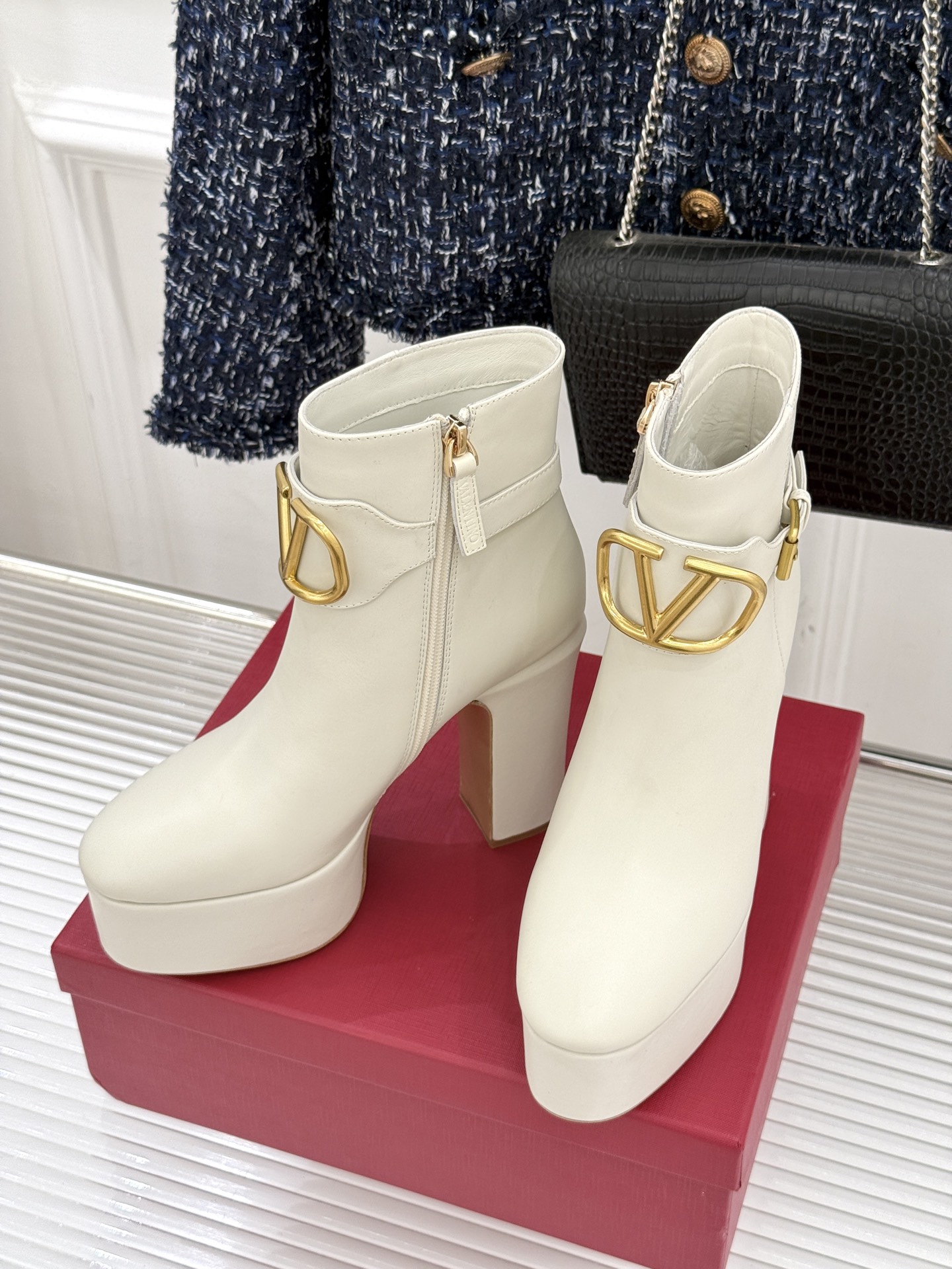 Valentino/华伦天奴25WF新品大V金属扣防水台高跟短靴 一双足以承载半个世纪优雅的短靴便在匠人