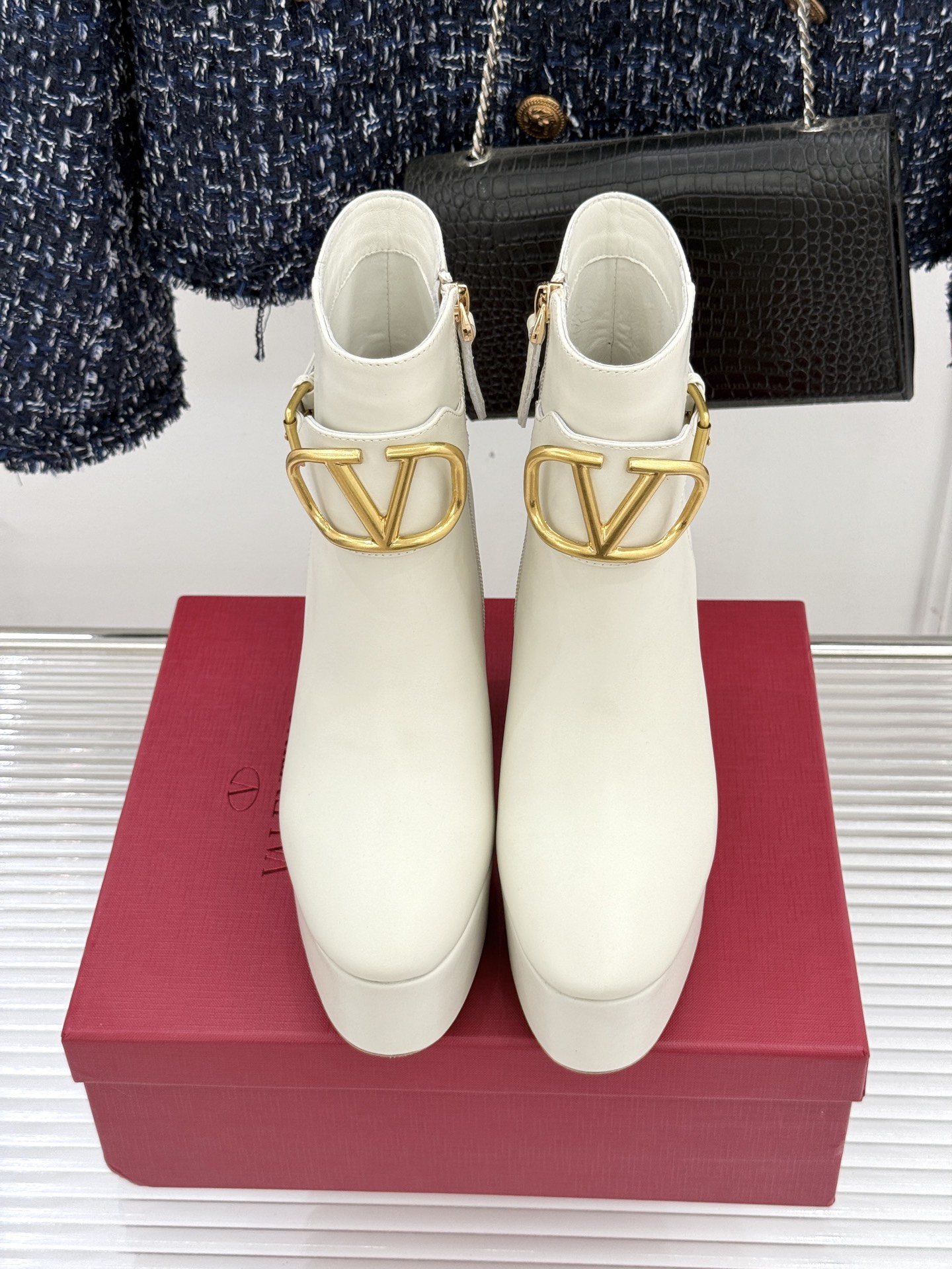 Valentino/华伦天奴25WF新品大V金属扣防水台高跟短靴 一双足以承载半个世纪优雅的短靴便在匠人