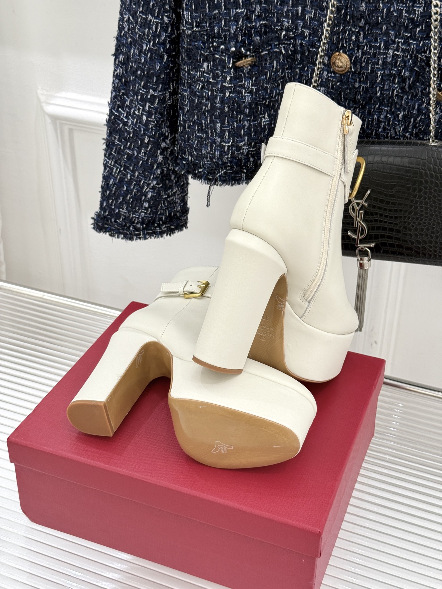 Valentino/华伦天奴25WF新品大V金属扣防水台高跟短靴 一双足以承载半个世纪优雅的短靴便在匠人