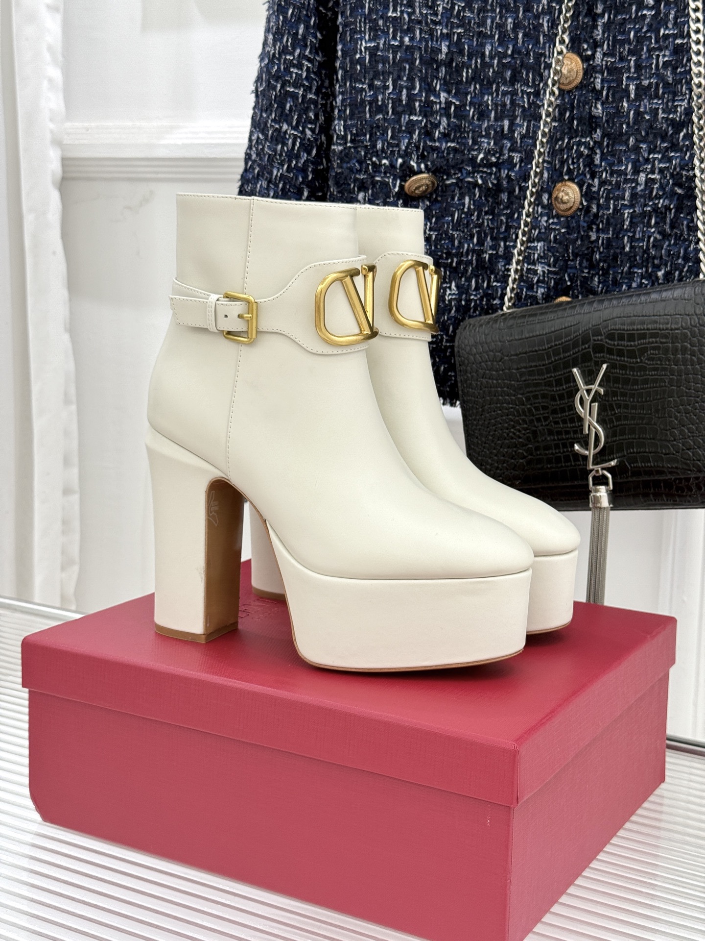 NO:694933,Valentino/Valentino 25WF new large V metal buckle waterproof platform high-heeled short boots. A pair of short boots that can carry half a century of elegance has a soul at the fingertips of the craftsman. It is another gentle tribute to the high-end aesthetics of the V family. The nobility and sharpness of the brand gene are hidden in every detail that can withstand the scrutiny of time. The iconic big V metal buckle on the boot is unobtrusive but has its own edge as the light flows.  Every arc reflects the luster of low-key luxury. The golden ratio of waterproof platform and high heels is Warren's ultimate balance of comfort and elegance. The thickened waterproof platform firmly supports the arch of the foot, which is the exclusive rhythm of elegant women. It not only lengthens the proportion of the legs, but also is calm and determined. Let luxury no longer be delicate in the greenhouse, but the confidence that can accompany you to every important moment. The fabric is made of original custom leather, and the inner tiptoe is made of sheepskin. The heel height is 12.5cm.  Water table 4cn Italian imported leather outsole size35-39 (customized 40/41/42), boots, valentino, valentino, boots, sheepskin, gold, Leather soles19860909Valentino/华伦天奴25WF新品大V 金属扣防水台高跟短靴 一双足以承载半个世纪优雅的短靴 便在匠人的指尖有了灵魂. 是V家对高定美学的又一次温柔致意 将品牌基因里的矜贵与锋芒 藏进每一处经得起时光推敲的细节里. 靴筒那枚标志性大V金属扣 不张扬却自带锋芒 光线流转间 每一道弧面都折射出低调奢华的光泽 防水台与高跟的黄金配比 是华伦对舒适与优雅的极致平衡. 加厚防水台稳稳承托足弓 是优雅女性的专属韵律 既拉长双腿比例 又从容笃定. 让奢华不再是温室里的娇贵 而是能伴你奔赴每一场重要时刻的底气. 面料采用原版定制皮料 内里踮脚均为羊皮 跟高12.5cm 水台4cn 意大利进口真皮大底 size35-39（40/41/42定制）,靴子,valentino,valentino,boots,sheepskin,gold,Leather soles,Women's Shoes