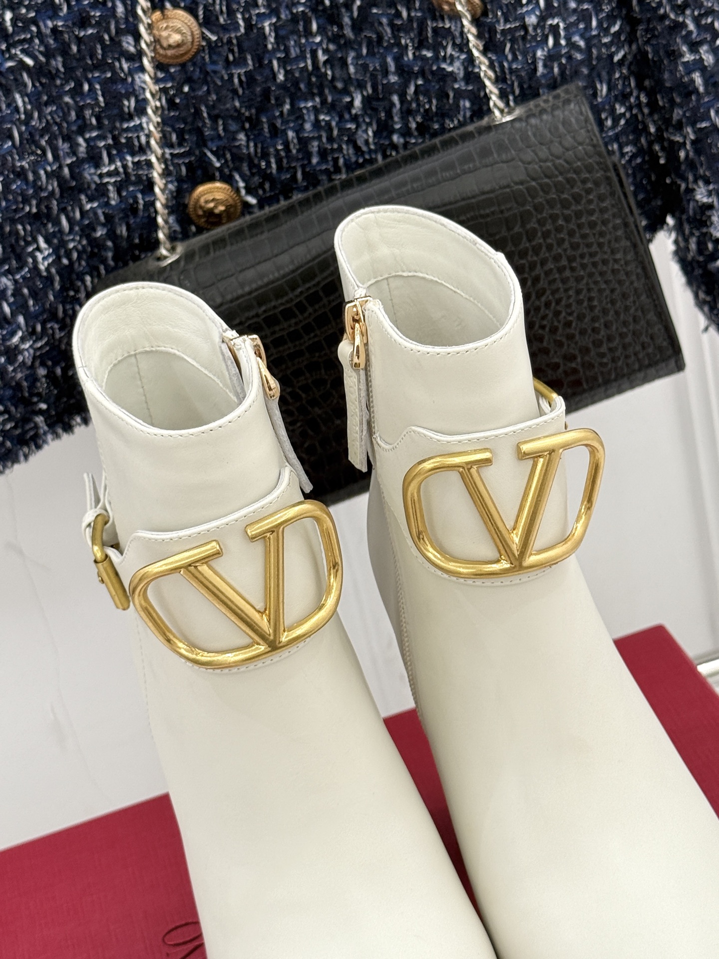 Valentino/华伦天奴25WF新品大V金属扣防水台高跟短靴 一双足以承载半个世纪优雅的短靴便在匠人