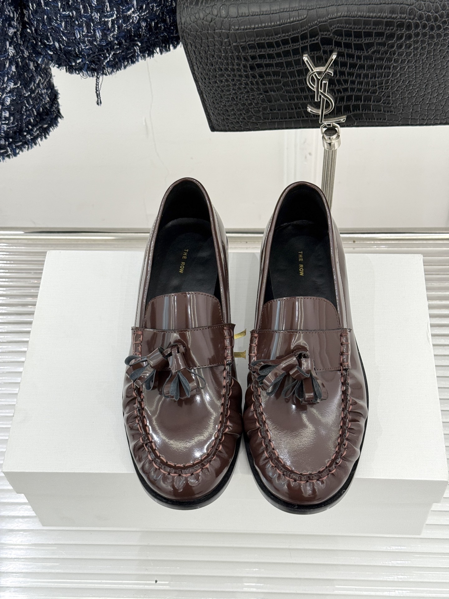 The Row 25WF新品极简复古流苏乐福鞋这双鞋是极简主义与复古情怀的完美共生亦是The Row「低