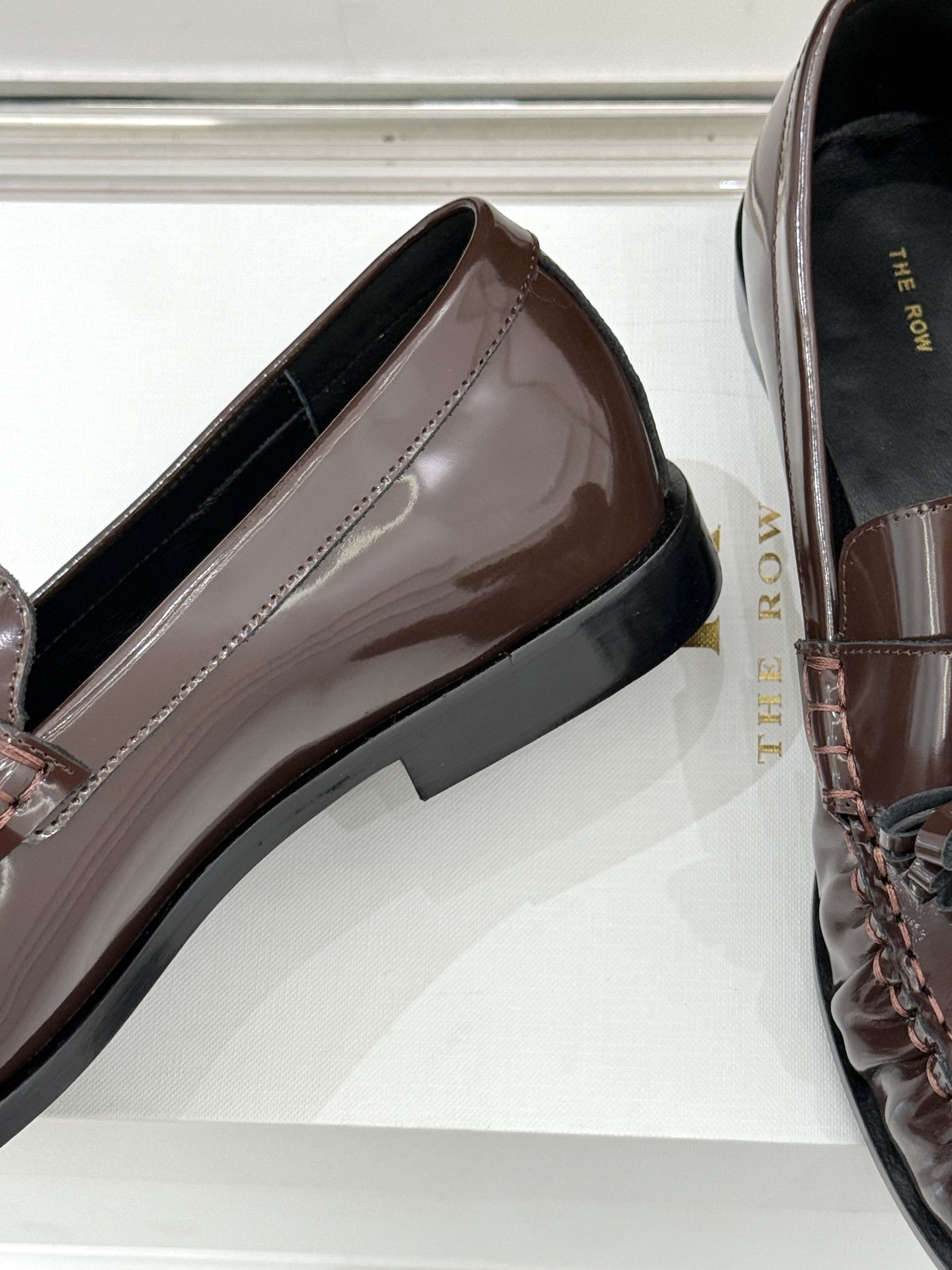 The Row 25WF新品极简复古流苏乐福鞋这双鞋是极简主义与复古情怀的完美共生亦是The Row「低