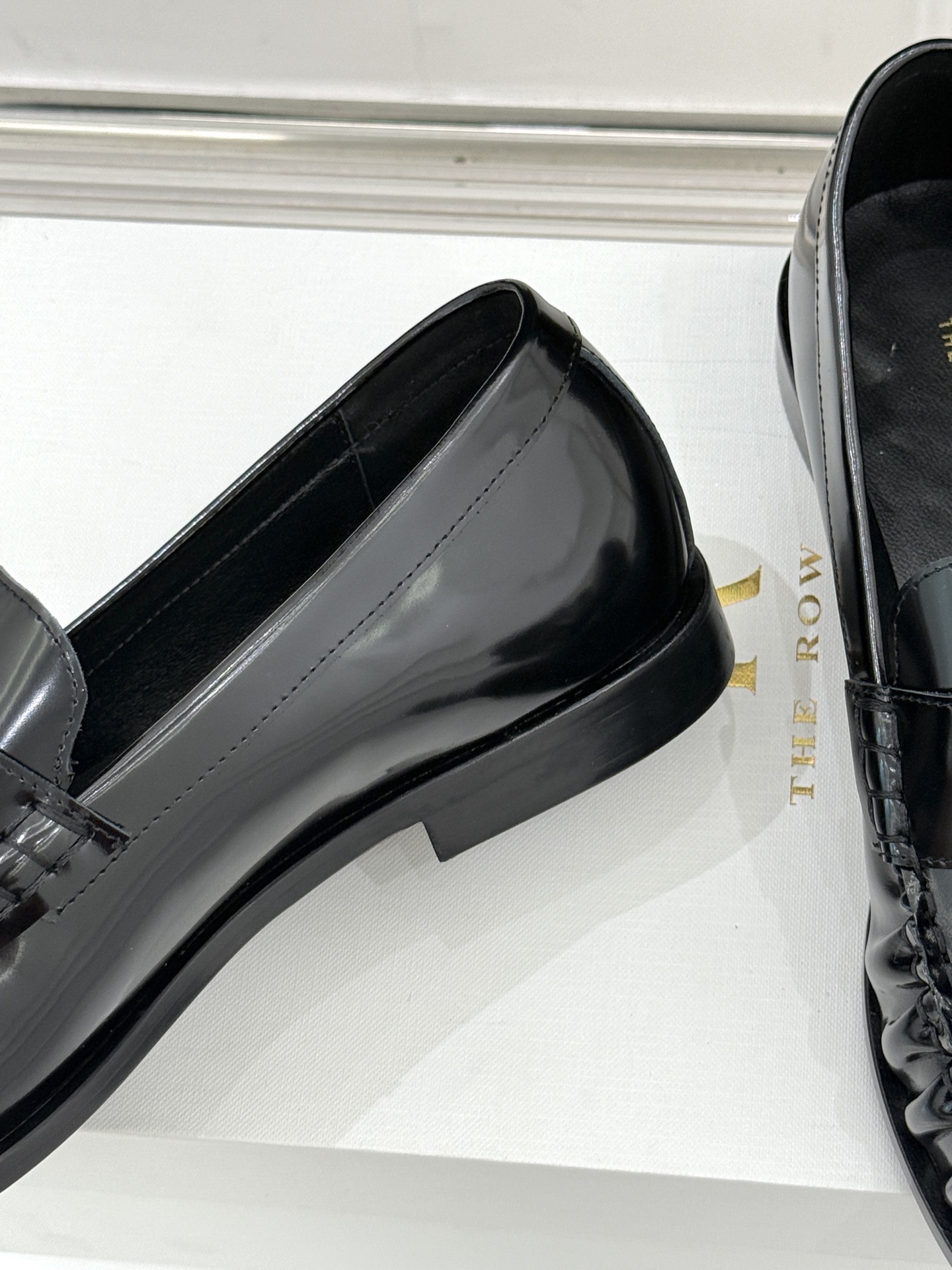 The Row 25WF新品极简复古流苏乐福鞋这双鞋是极简主义与复古情怀的完美共生亦是The Row「低