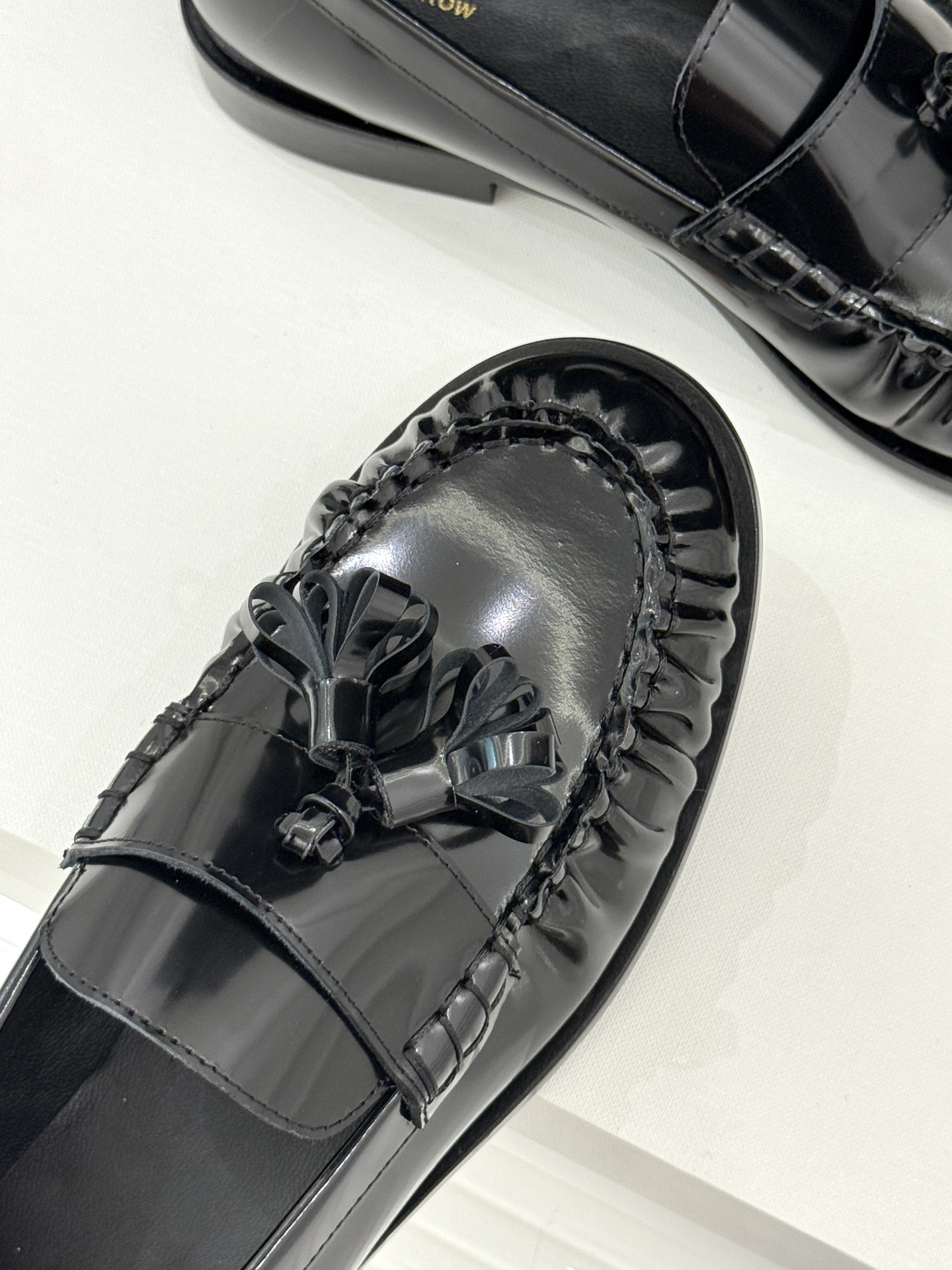 The Row 25WF新品极简复古流苏乐福鞋这双鞋是极简主义与复古情怀的完美共生亦是The Row「低