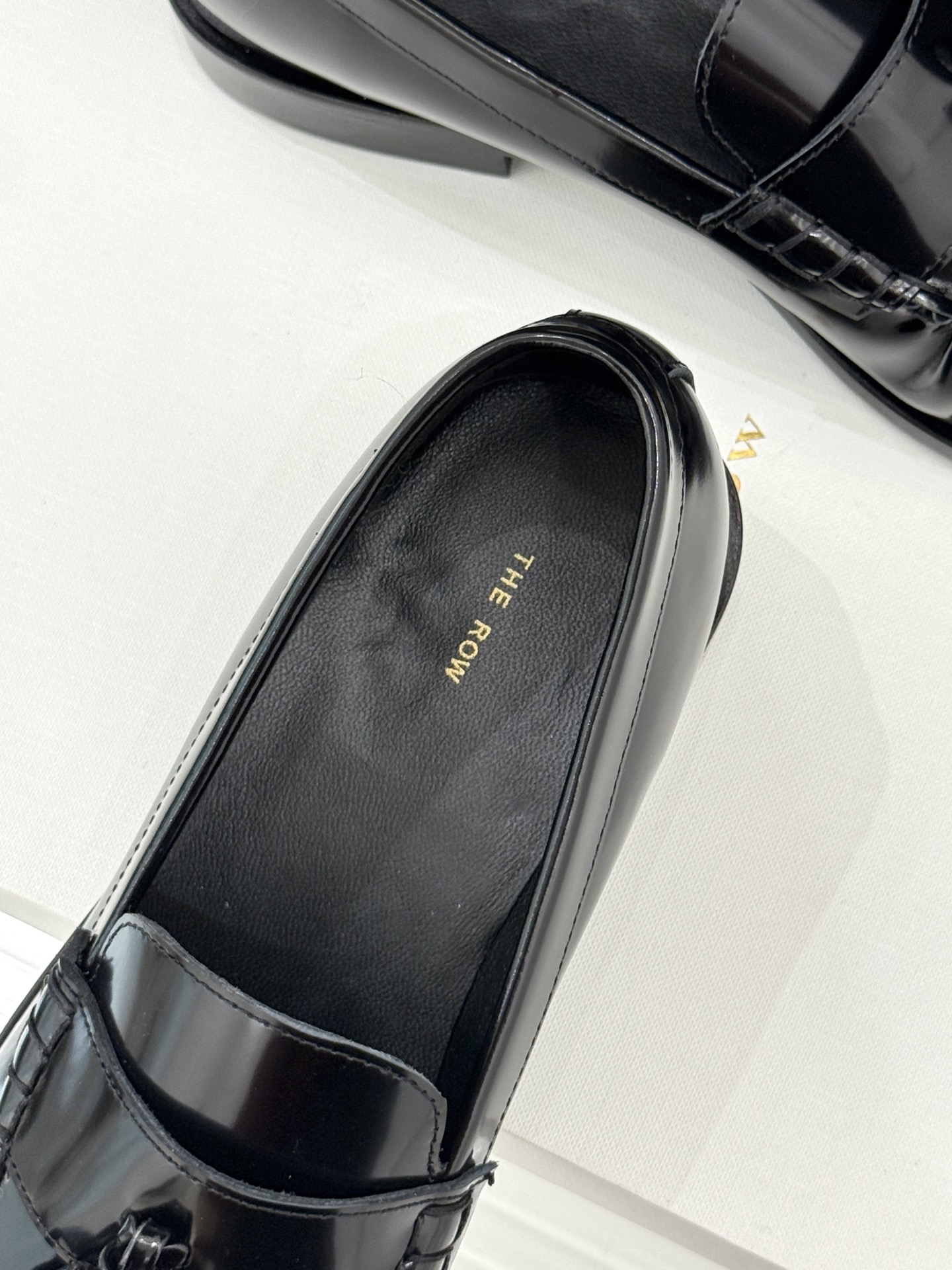 The Row 25WF新品极简复古流苏乐福鞋这双鞋是极简主义与复古情怀的完美共生亦是The Row「低