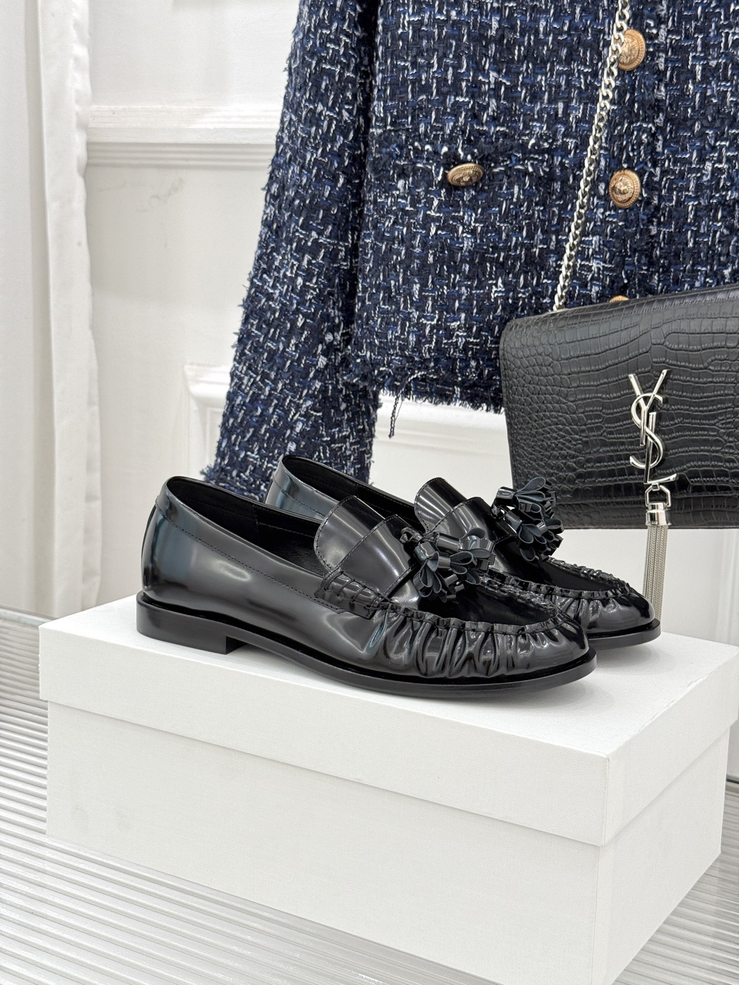 NO:694923,The Row 25WF new minimalist retro tassel loafers. This pair of shoes is the perfect symbiosis of minimalism and retro sentiment. It is also the ultimate expression of The Row's 'low-key yet luxurious'. The toe is only decorated with genuine leather tassels of the same color. It sways lightly when walking, adding a sense of agility but not being ostentatious. It breaks the coolness of minimalism and blends in the gentleness of retro. The minimalist silhouette replicates the laziness and casualness of retro loafers.  It is in line with the effortless fashion proposition of contemporary women. It can be paired with neatly cut wool wide-leg pants to become a calm and determined elite in the workplace. It can also be paired with a soft and waxy knitted long skirt to interpret the retro literature and art of autumn streets. Even casual denim and a white shirt can be used to bring out the relaxed elegance of old money. The fabric is made of original custom cowhide, the inner feet are all sheepskin, and the cowhide outsole imported from Italy  size35-38 (customized 40/41), loafers, loafers, skirts, shirts, cowhide, sheepskin19860909The Row 25WF新品极简复古流苏乐福鞋 这双鞋是极简主义与复古情怀的完美共生 亦是The Row「低调即顶奢」的极致表达. 仅以同色系真皮流苏点缀鞋头 行走时轻晃摇曳 添一分灵动却不张扬 打破极简的清冷 揉入复古的温柔. 以极简廓形复刻复古乐福的慵懒随性 契合当代女性不费力的时髦主张. 它可以搭配剪裁利落的羊毛阔腿裤 化身职场里从容笃定的精英 亦可配软糯针织长裙 演绎秋日街头的复古文艺 哪怕是随性的牛仔与白衬衫 也能被它衬出old money的松弛贵气. 面料采用原版定制牛皮 内里垫脚均为羊皮 意大利进口牛皮大底 size35-38（40/41定制）,乐福鞋,loafers,skirts,shirts,cowhide,sheepskin,Women's Shoes