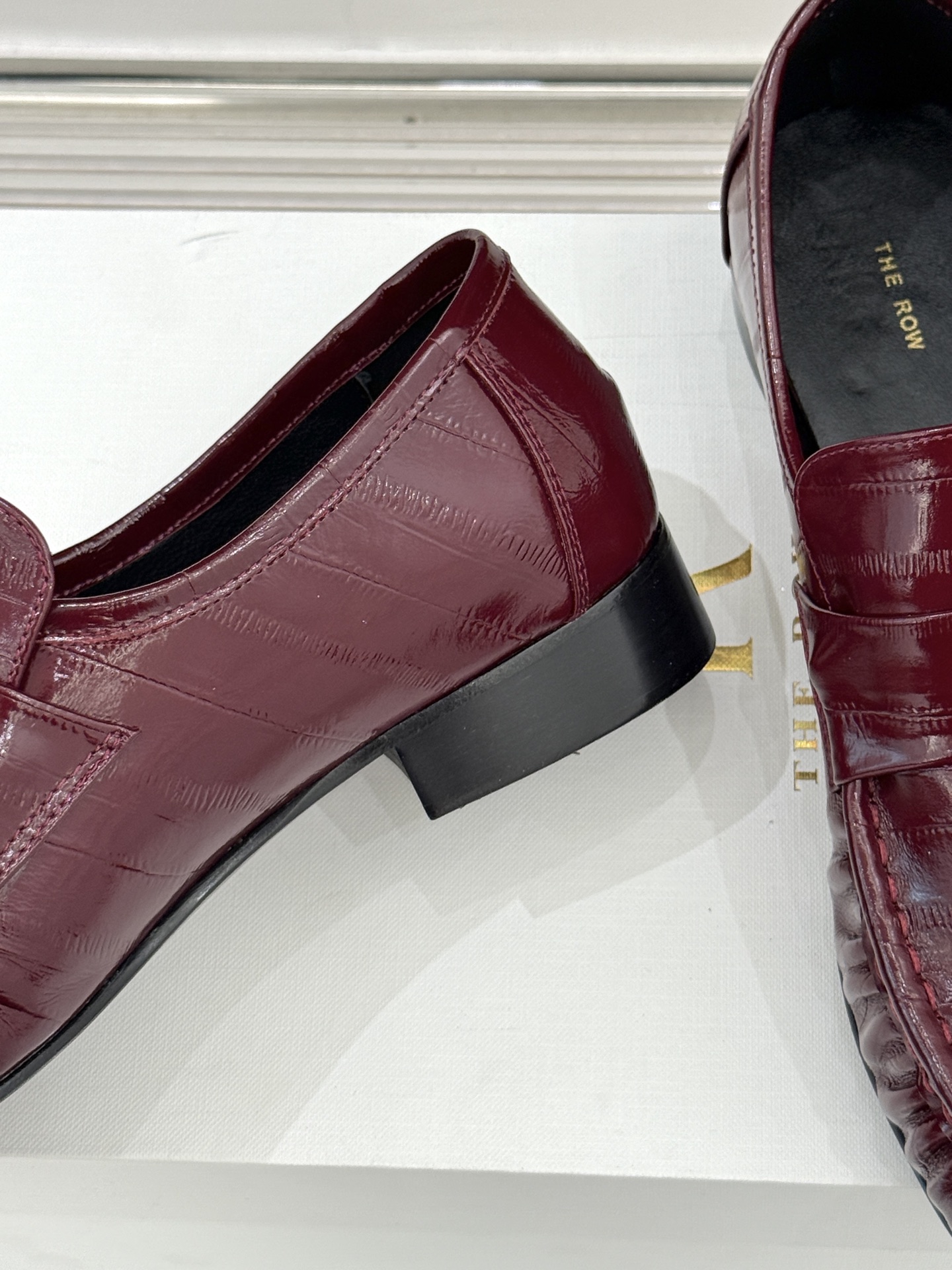 The Row 25WF新品复古乐福鞋这双乐福鞋简直是极简美学的典范！方头设计利落大气 又修饰脚型完美平