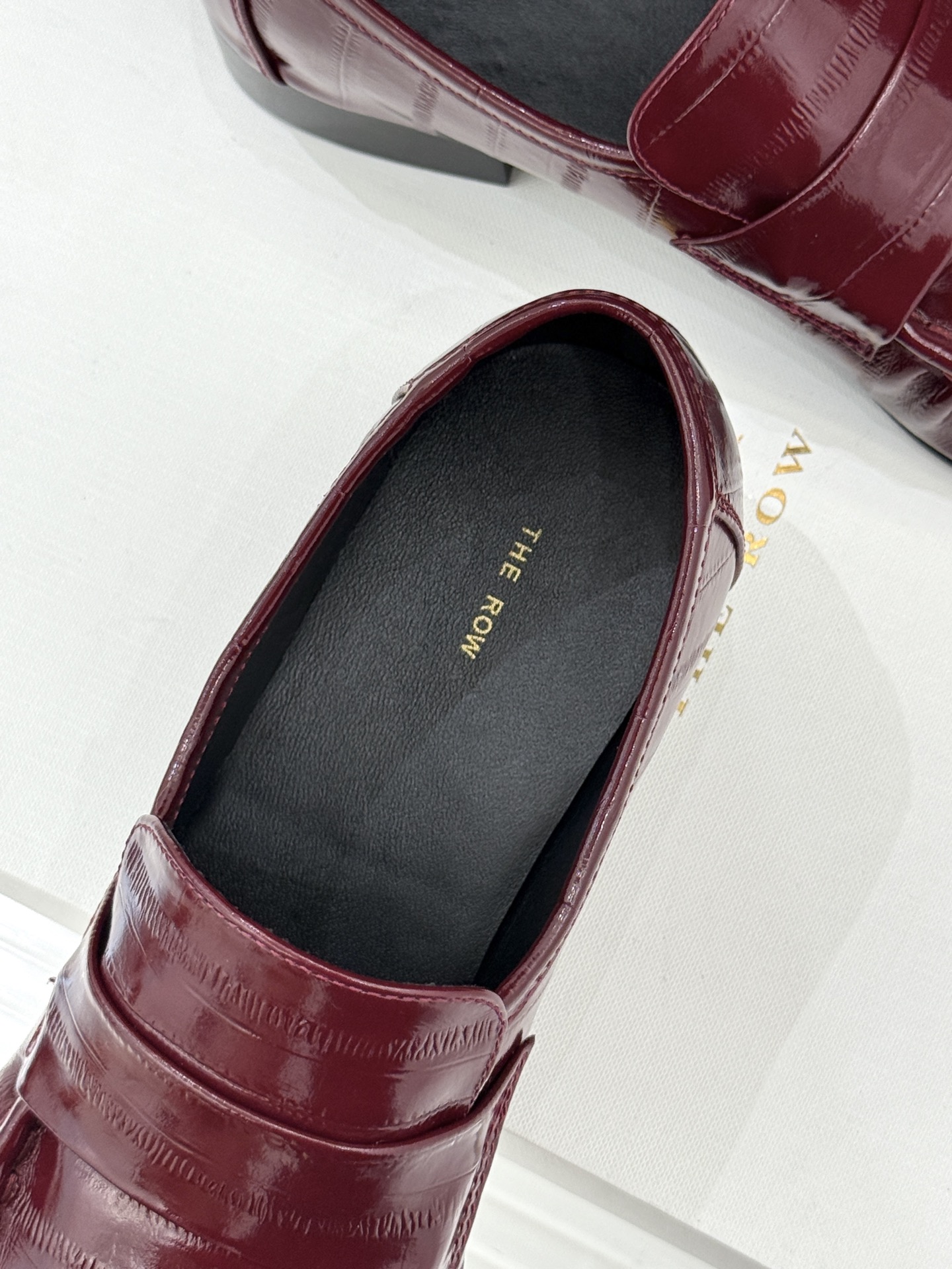 The Row 25WF新品复古乐福鞋这双乐福鞋简直是极简美学的典范！方头设计利落大气 又修饰脚型完美平