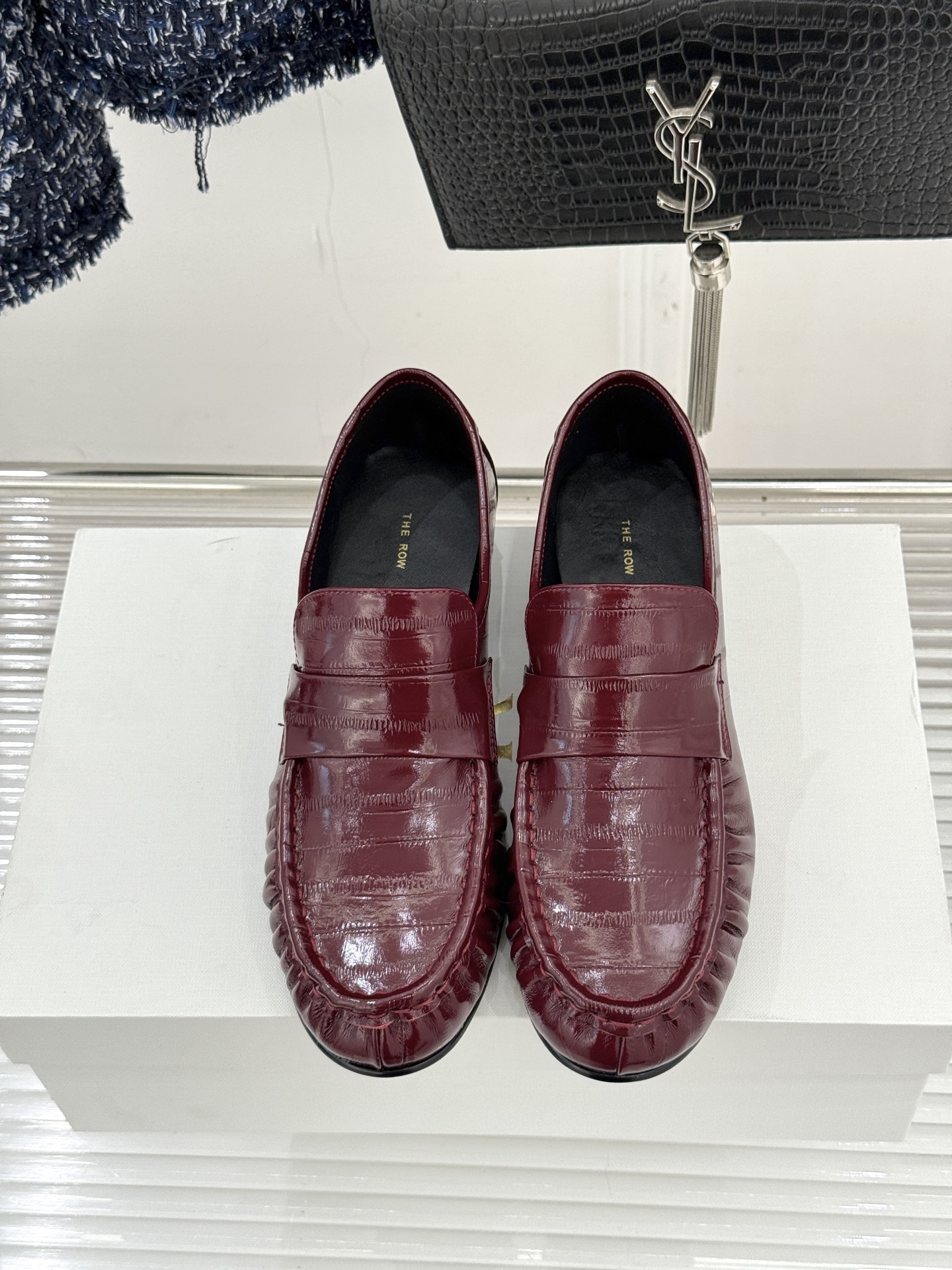 The Row 25WF新品复古乐福鞋这双乐福鞋简直是极简美学的典范！方头设计利落大气 又修饰脚型完美平