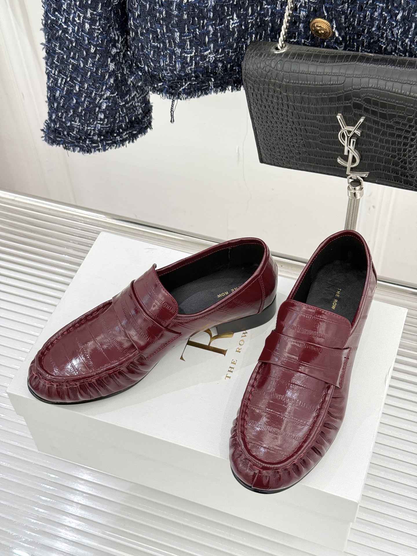 The Row 25WF新品复古乐福鞋这双乐福鞋简直是极简美学的典范！方头设计利落大气 又修饰脚型完美平