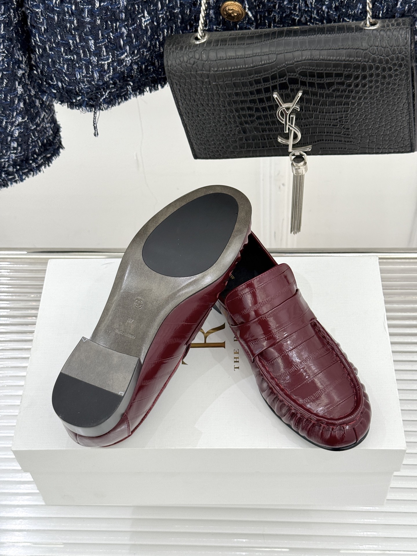 The Row 25WF新品复古乐福鞋这双乐福鞋简直是极简美学的典范！方头设计利落大气 又修饰脚型完美平