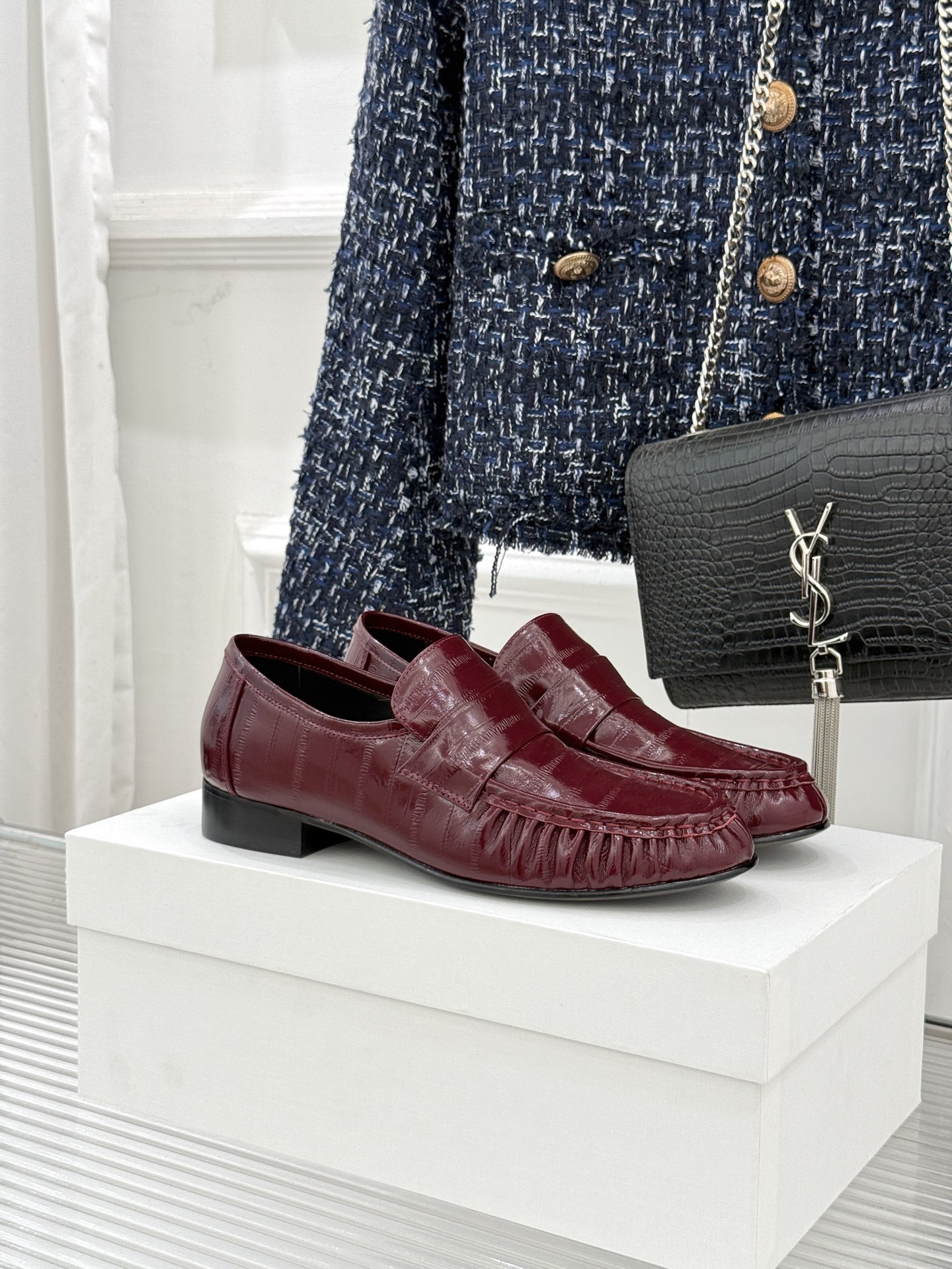 The Row 25WF新品复古乐福鞋这双乐福鞋简直是极简美学的典范！方头设计利落大气 又修饰脚型完美平