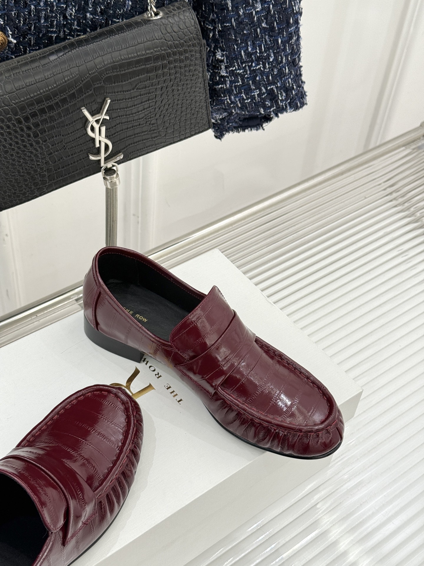 The Row 25WF新品复古乐福鞋这双乐福鞋简直是极简美学的典范！方头设计利落大气 又修饰脚型完美平