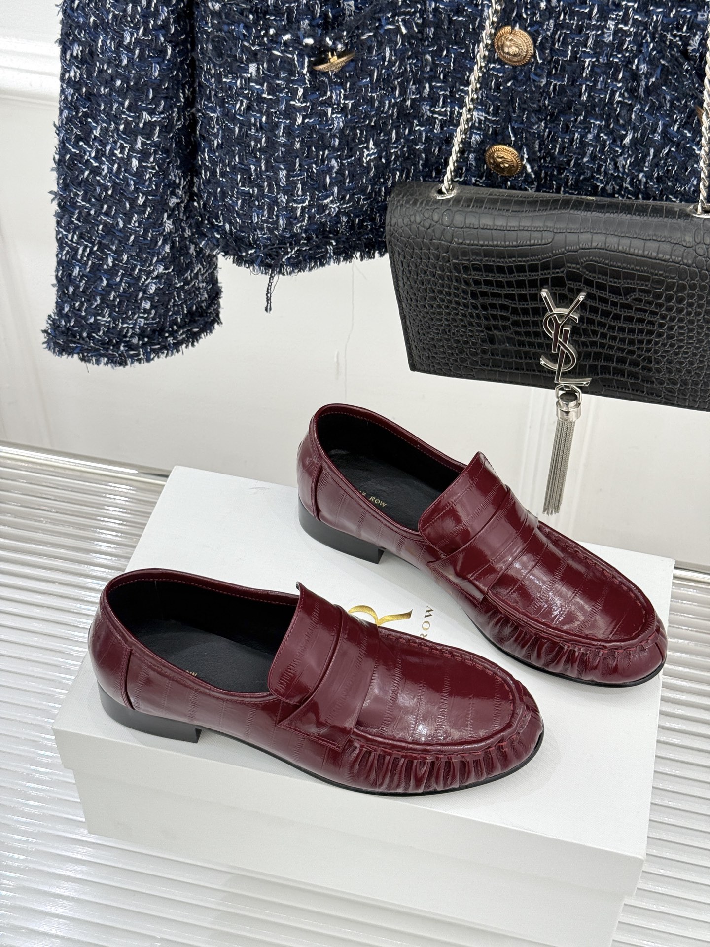 The Row 25WF新品复古乐福鞋这双乐福鞋简直是极简美学的典范！方头设计利落大气 又修饰脚型完美平