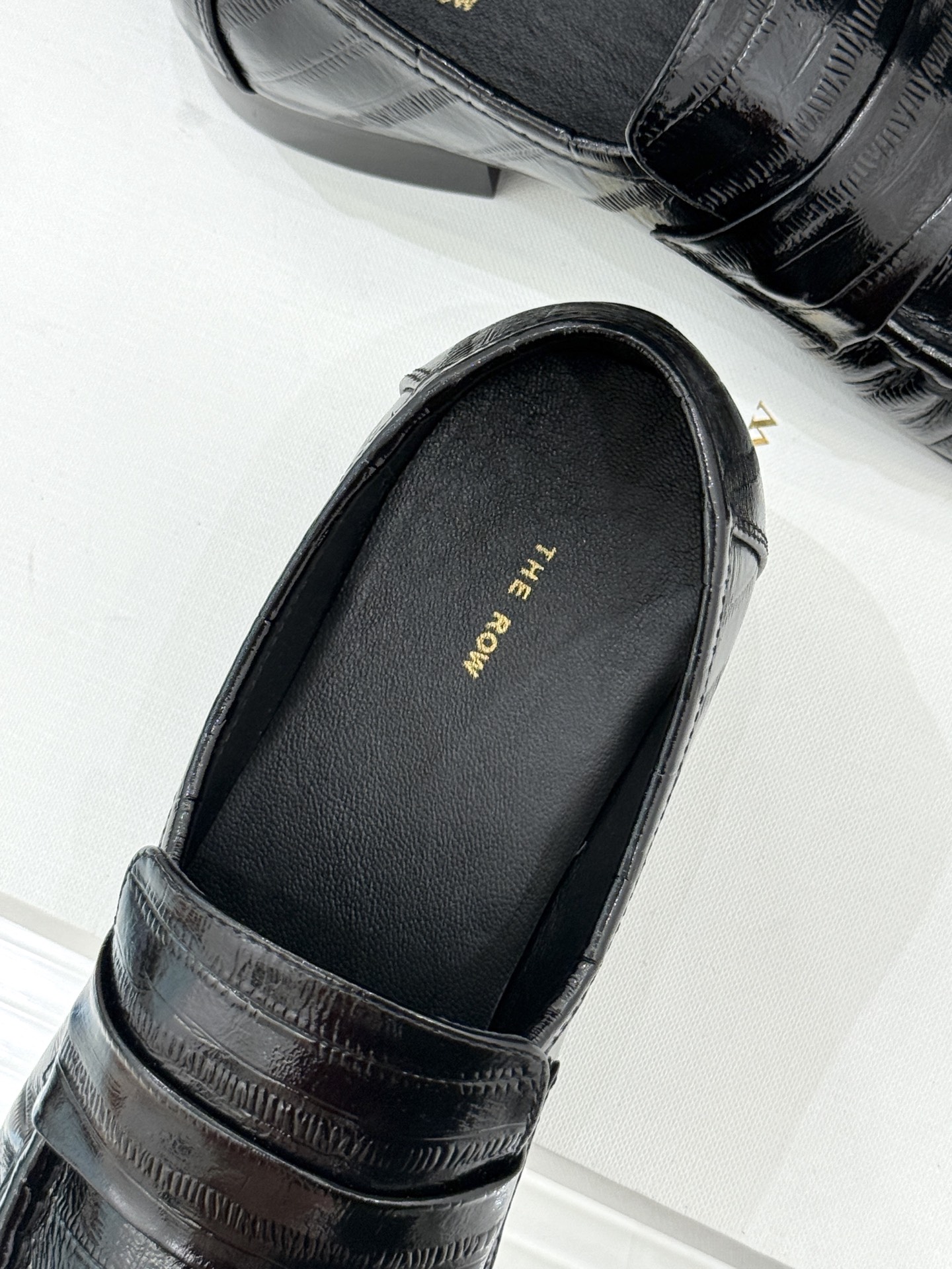 The Row 25WF新品复古乐福鞋这双乐福鞋简直是极简美学的典范！方头设计利落大气 又修饰脚型完美平