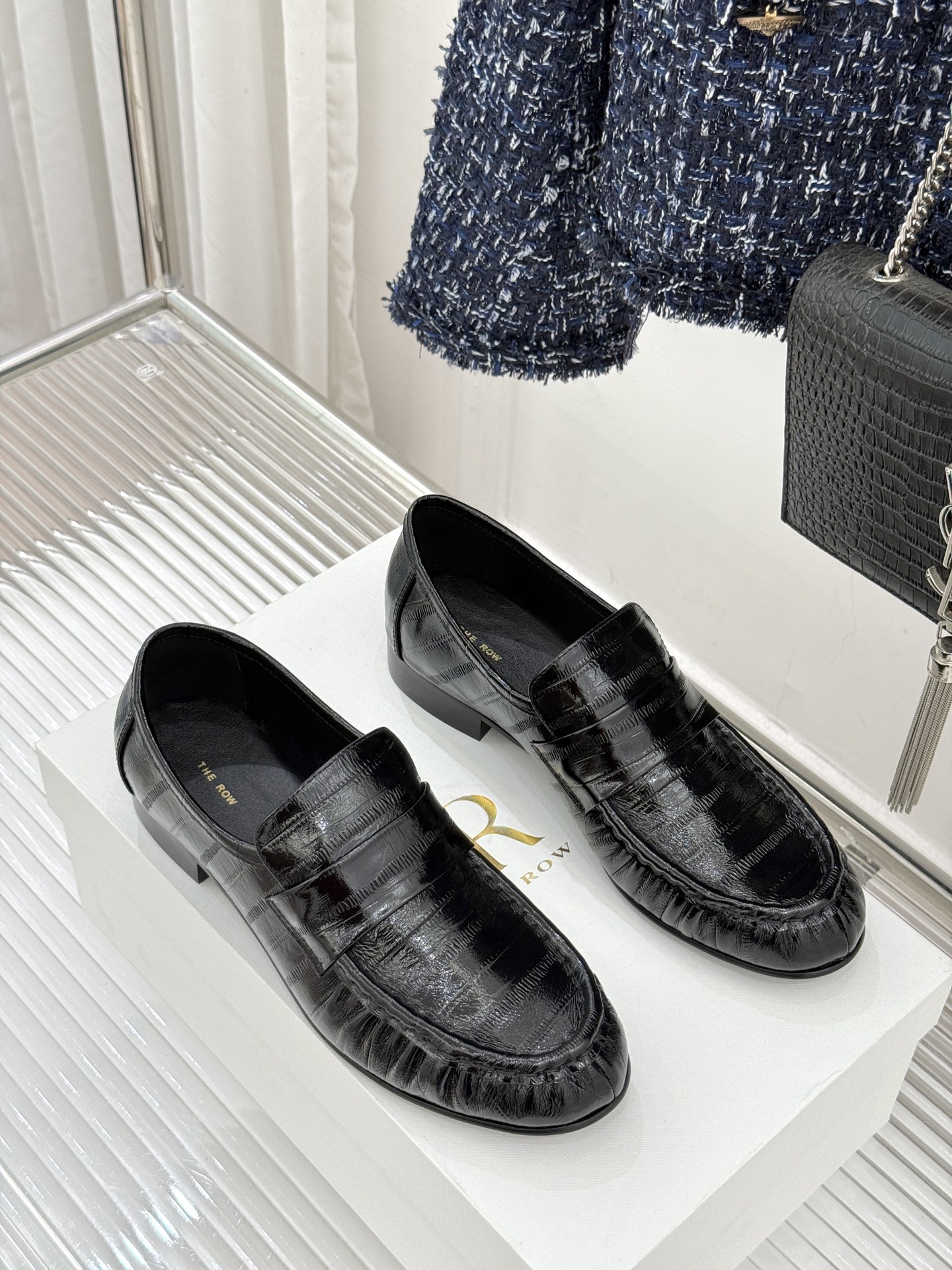 The Row 25WF新品复古乐福鞋这双乐福鞋简直是极简美学的典范！方头设计利落大气 又修饰脚型完美平