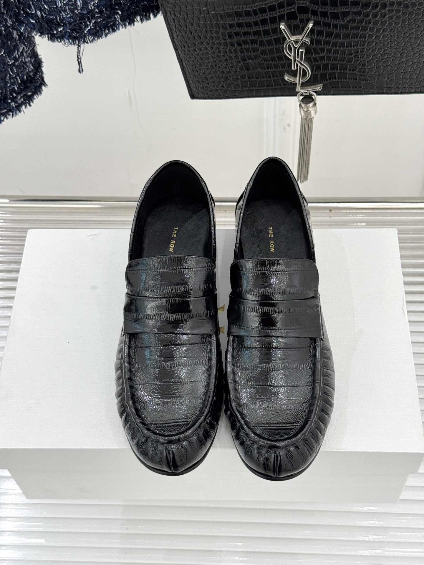 The Row 25WF新品复古乐福鞋这双乐福鞋简直是极简美学的典范！方头设计利落大气 又修饰脚型完美平