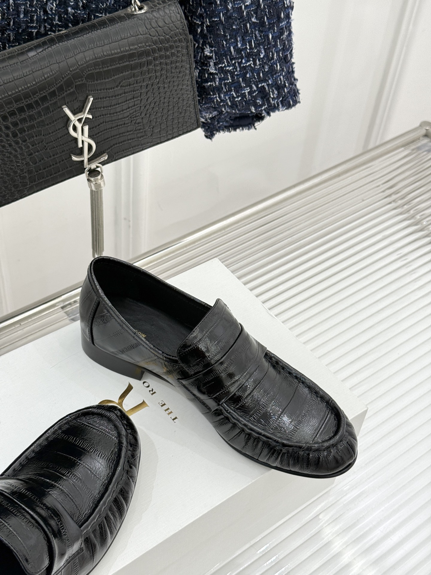 The Row 25WF新品复古乐福鞋这双乐福鞋简直是极简美学的典范！方头设计利落大气 又修饰脚型完美平