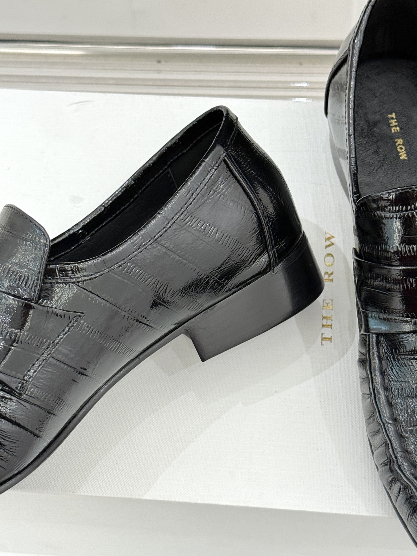 The Row 25WF新品复古乐福鞋这双乐福鞋简直是极简美学的典范！方头设计利落大气 又修饰脚型完美平