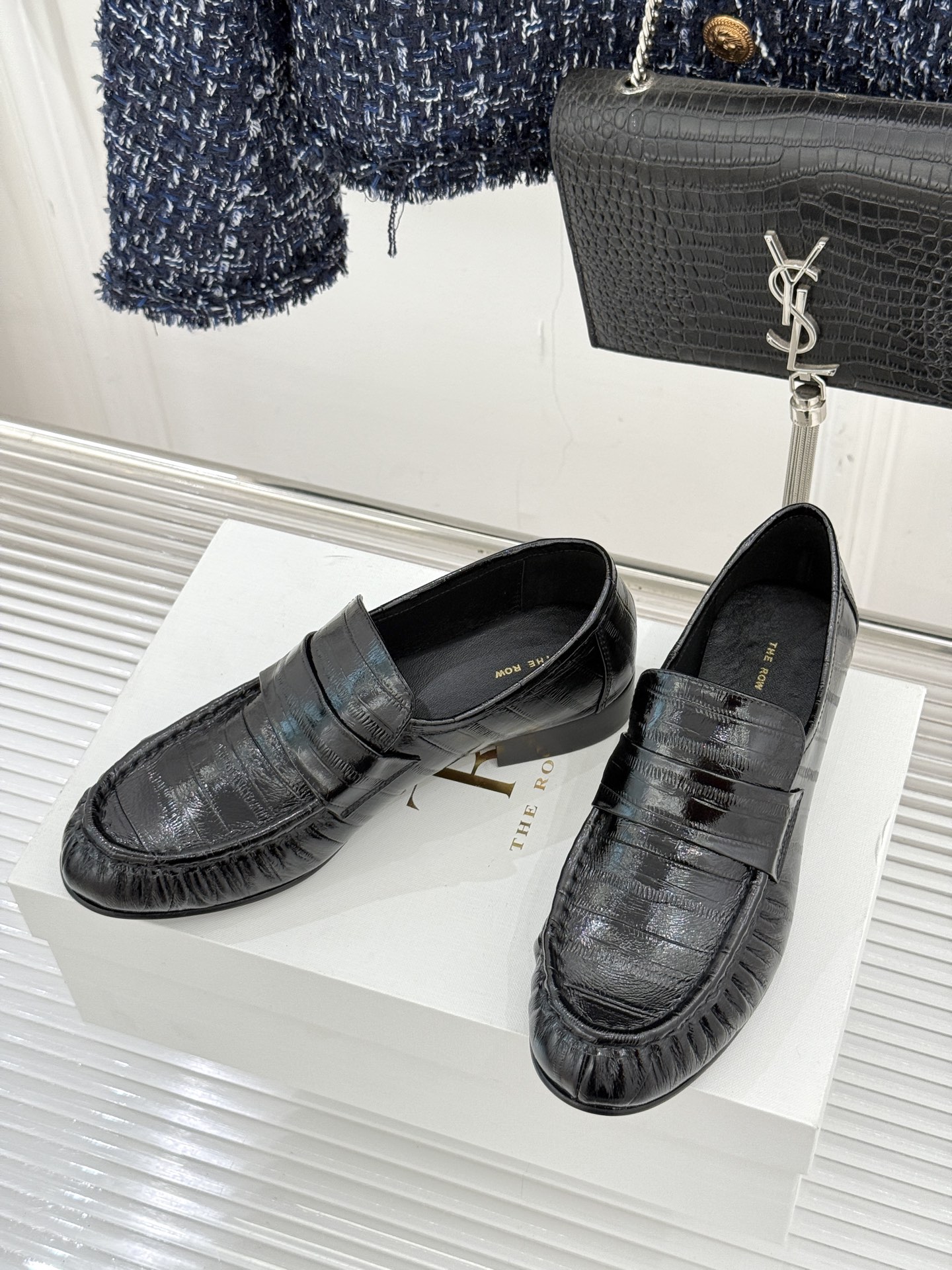 The Row 25WF新品复古乐福鞋这双乐福鞋简直是极简美学的典范！方头设计利落大气 又修饰脚型完美平