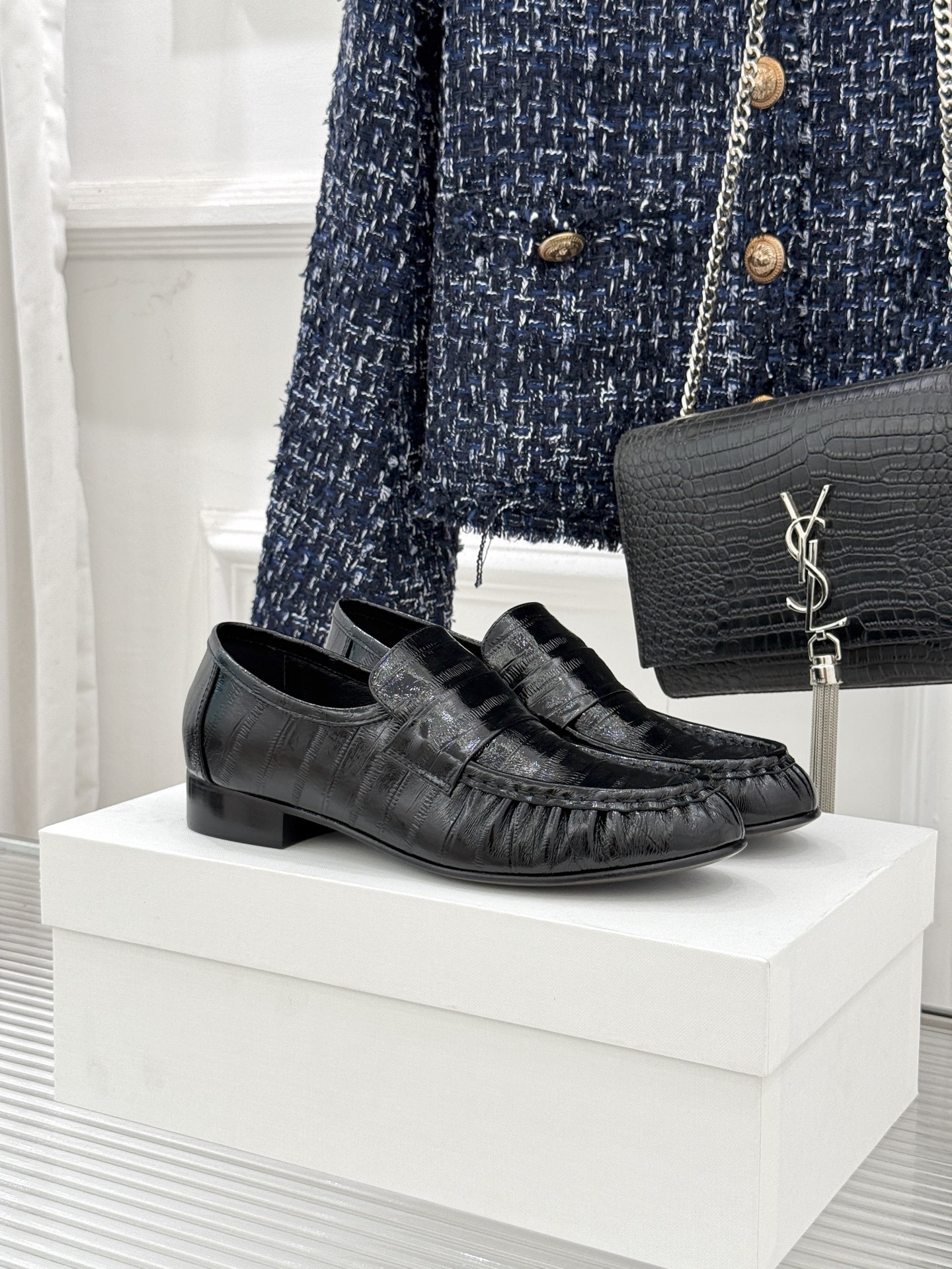 The Row 25WF新品复古乐福鞋这双乐福鞋简直是极简美学的典范！方头设计利落大气 又修饰脚型完美平