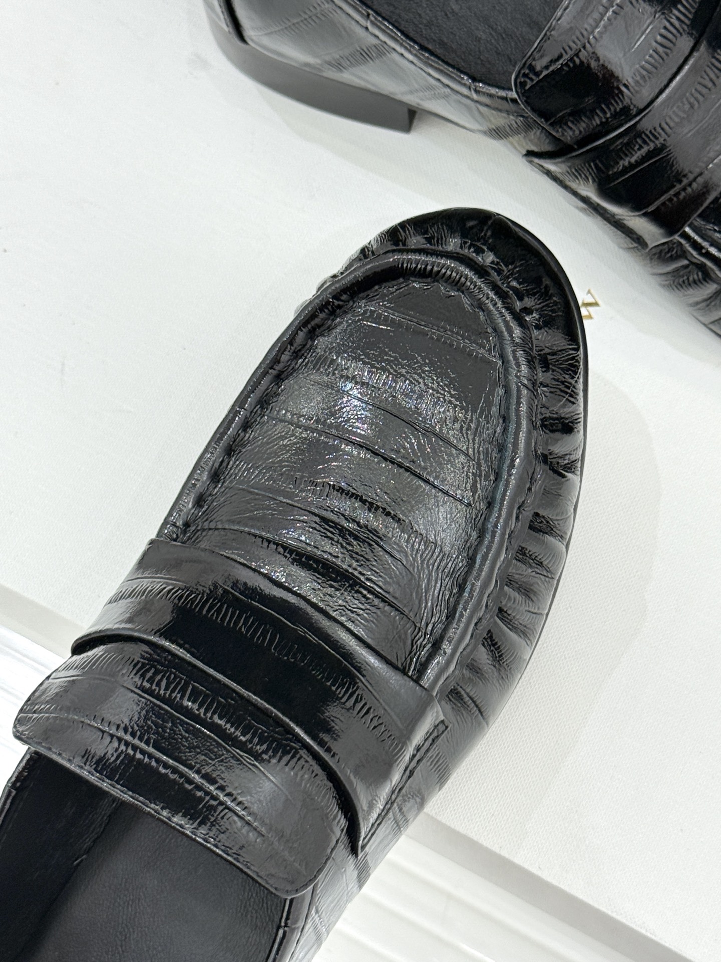 The Row 25WF新品复古乐福鞋这双乐福鞋简直是极简美学的典范！方头设计利落大气 又修饰脚型完美平