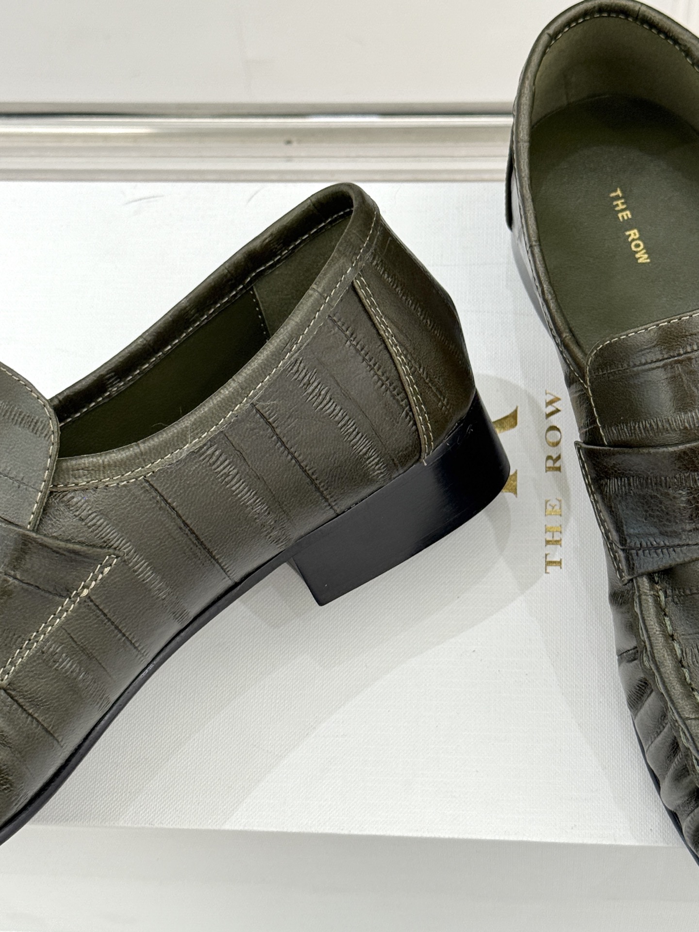 The Row 25WF新品复古乐福鞋这双乐福鞋简直是极简美学的典范！方头设计利落大气 又修饰脚型完美平