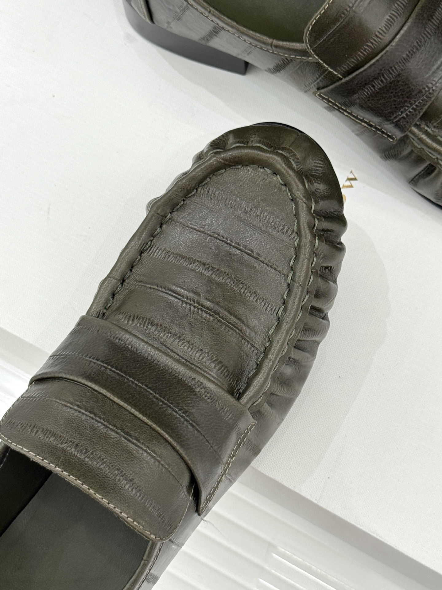 The Row 25WF新品复古乐福鞋这双乐福鞋简直是极简美学的典范！方头设计利落大气 又修饰脚型完美平