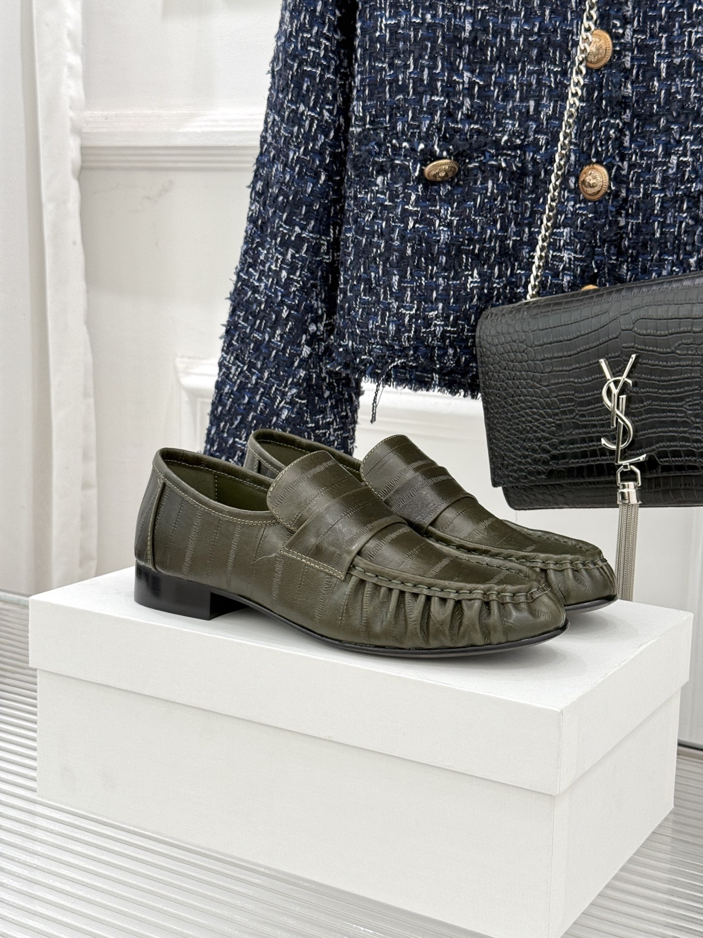 The Row 25WF新品复古乐福鞋这双乐福鞋简直是极简美学的典范！方头设计利落大气 又修饰脚型完美平