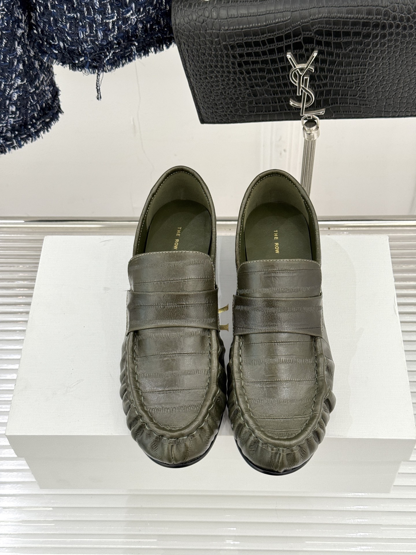 The Row 25WF新品复古乐福鞋这双乐福鞋简直是极简美学的典范！方头设计利落大气 又修饰脚型完美平