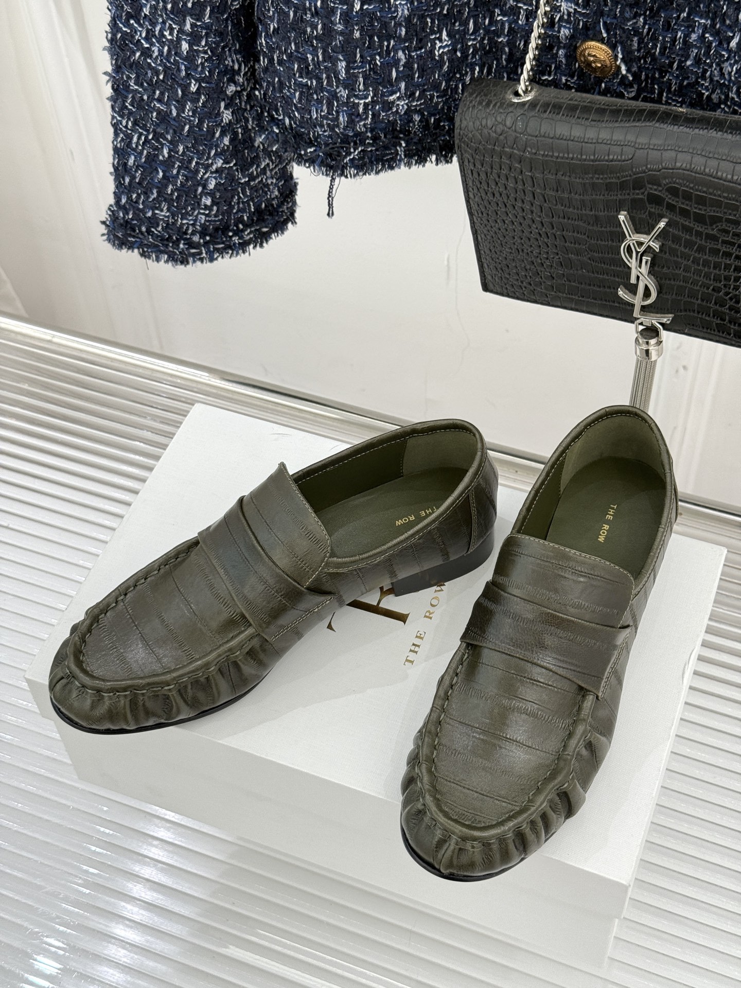 The Row 25WF新品复古乐福鞋这双乐福鞋简直是极简美学的典范！方头设计利落大气 又修饰脚型完美平