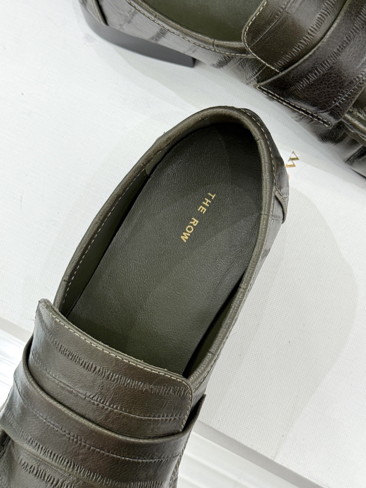 The Row 25WF新品复古乐福鞋这双乐福鞋简直是极简美学的典范！方头设计利落大气 又修饰脚型完美平