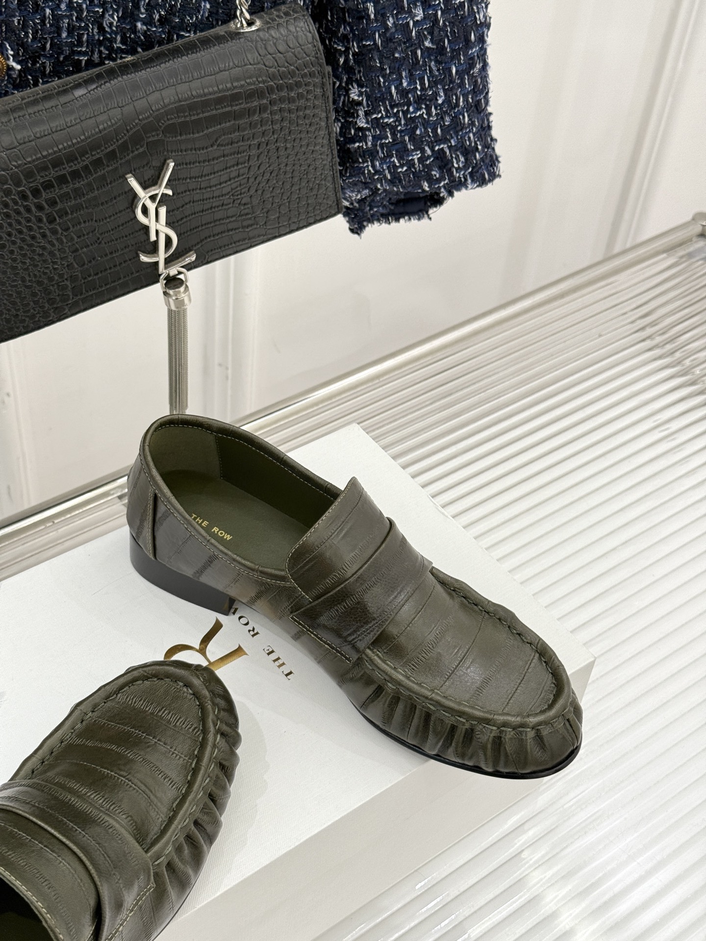 The Row 25WF新品复古乐福鞋这双乐福鞋简直是极简美学的典范！方头设计利落大气 又修饰脚型完美平