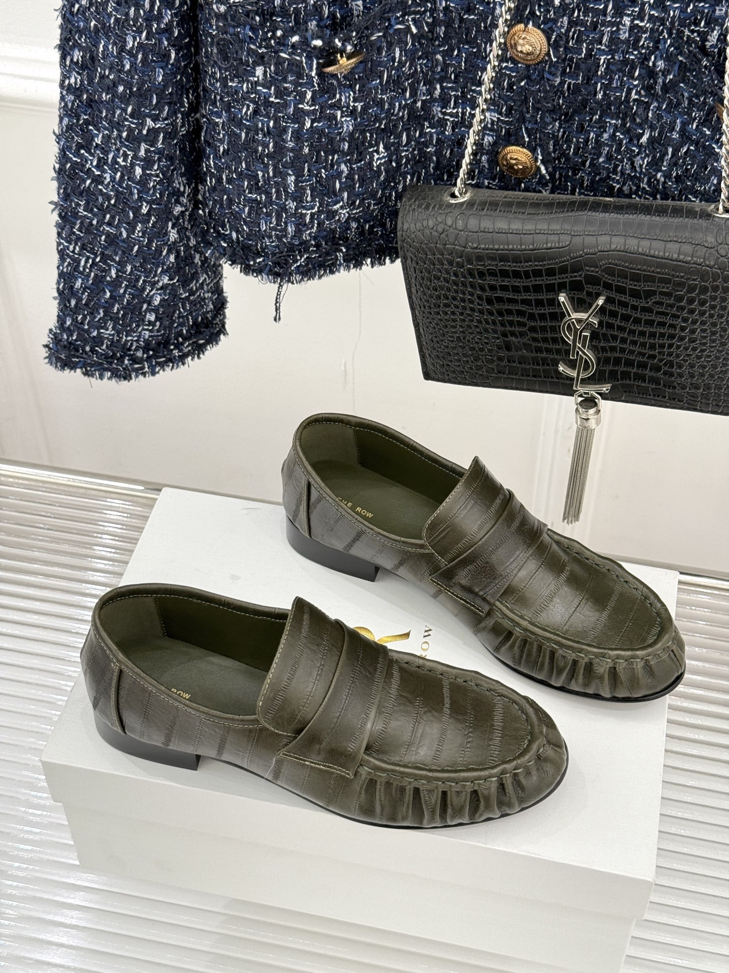 The Row 25WF新品复古乐福鞋这双乐福鞋简直是极简美学的典范！方头设计利落大气 又修饰脚型完美平