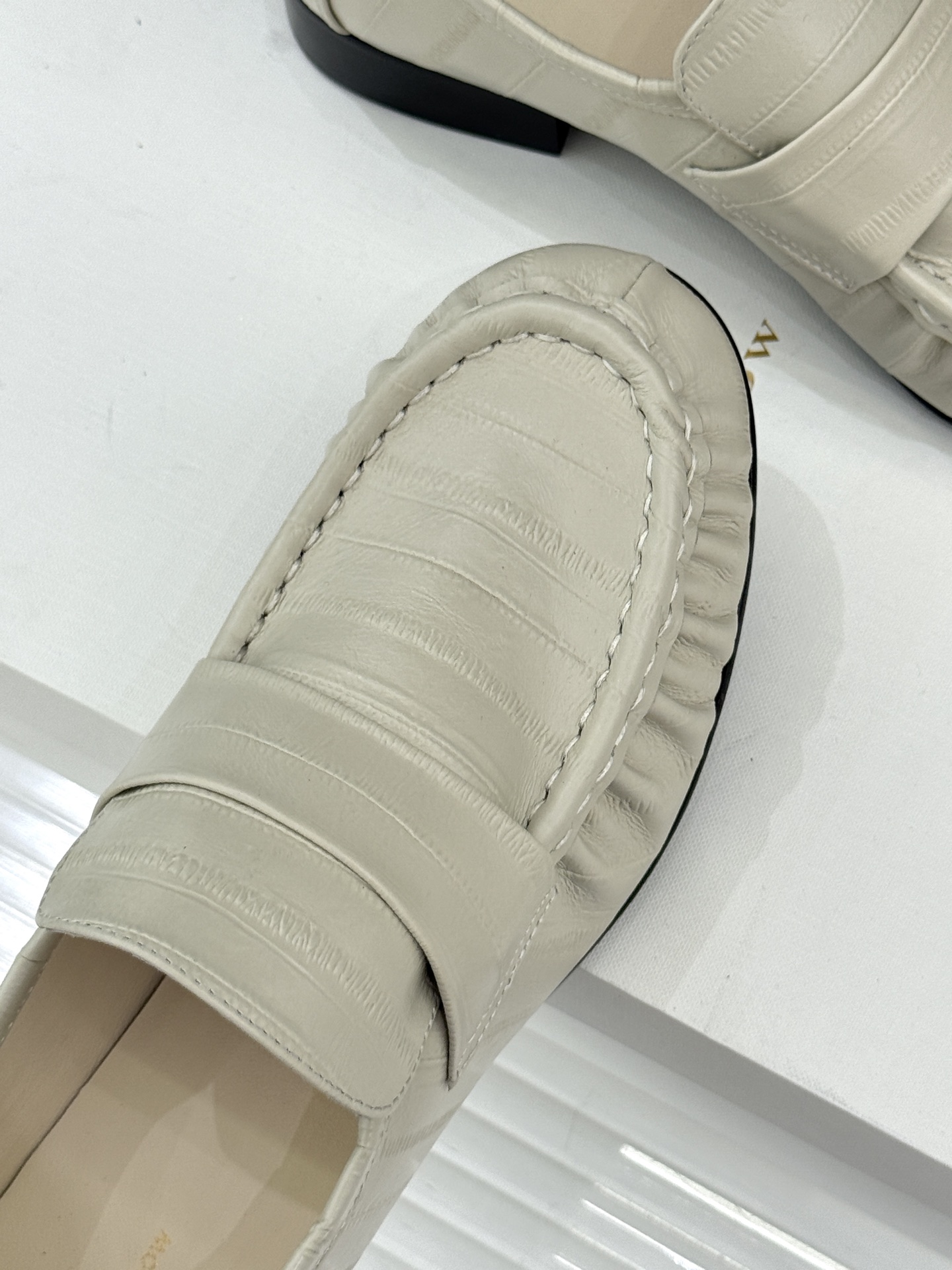 The Row 25WF新品复古乐福鞋这双乐福鞋简直是极简美学的典范！方头设计利落大气 又修饰脚型完美平