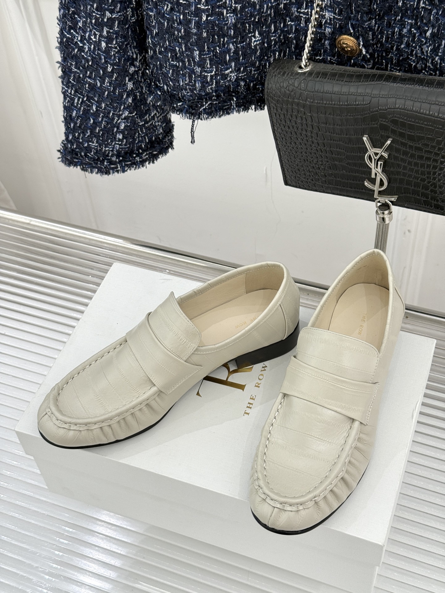 The Row 25WF新品复古乐福鞋这双乐福鞋简直是极简美学的典范！方头设计利落大气 又修饰脚型完美平