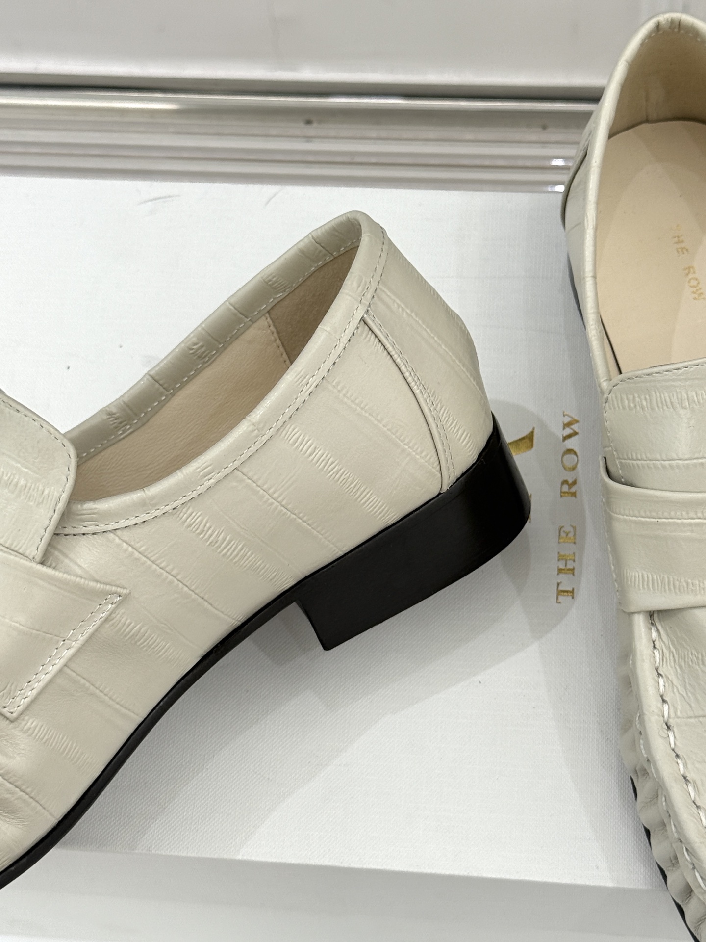 The Row 25WF新品复古乐福鞋这双乐福鞋简直是极简美学的典范！方头设计利落大气 又修饰脚型完美平